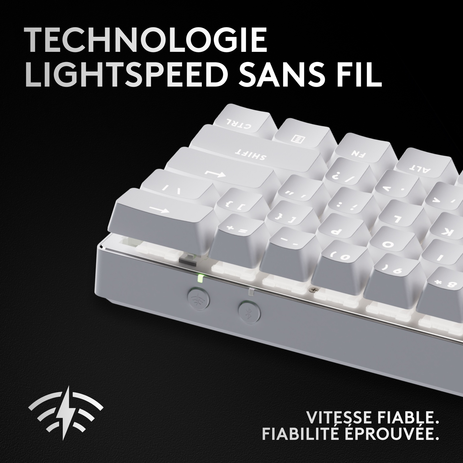 Un clavier blanc avec des touches illuminées sur fond noir.