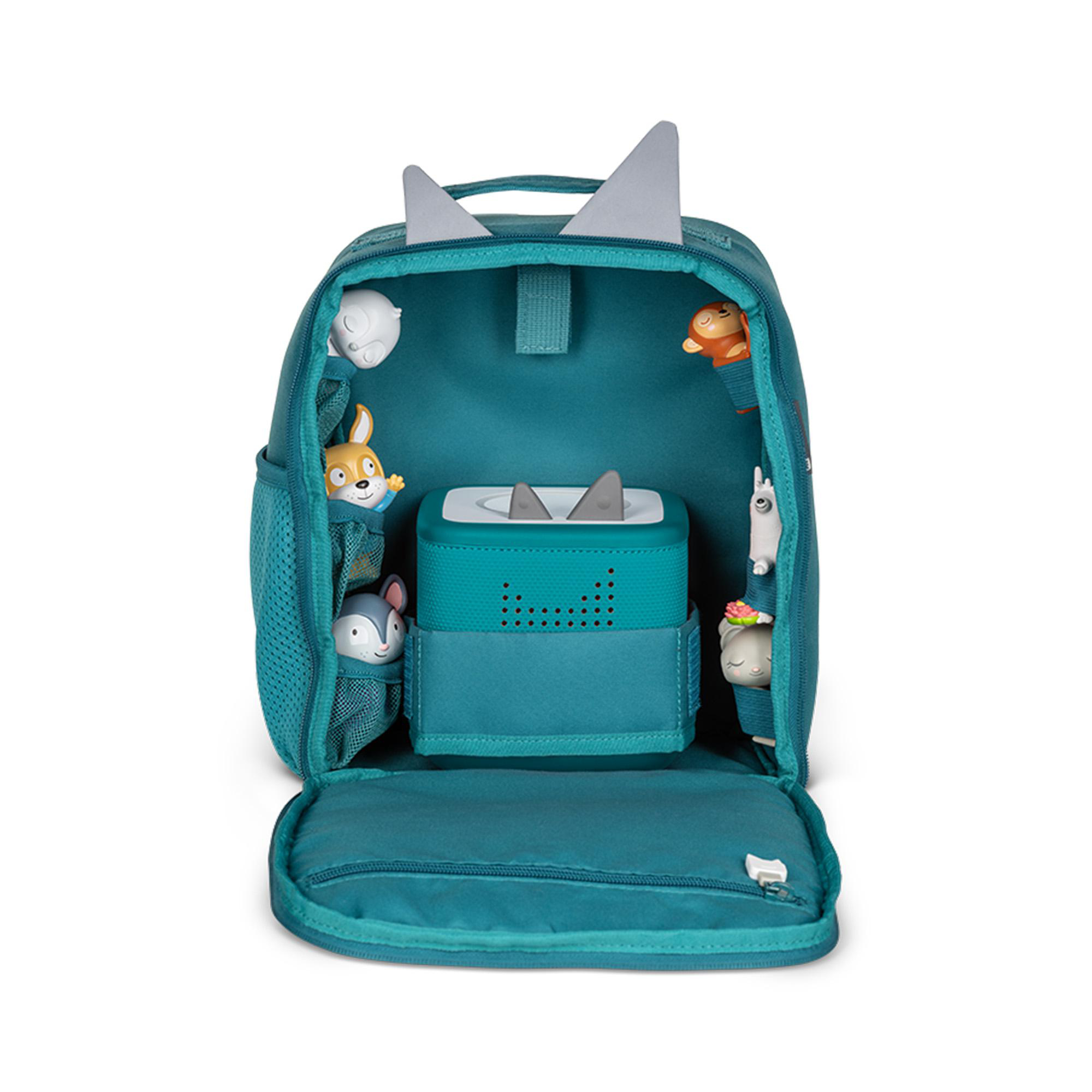 Ein offener blauer Rucksack mit einem grünen Gerät und Tierfiguren.