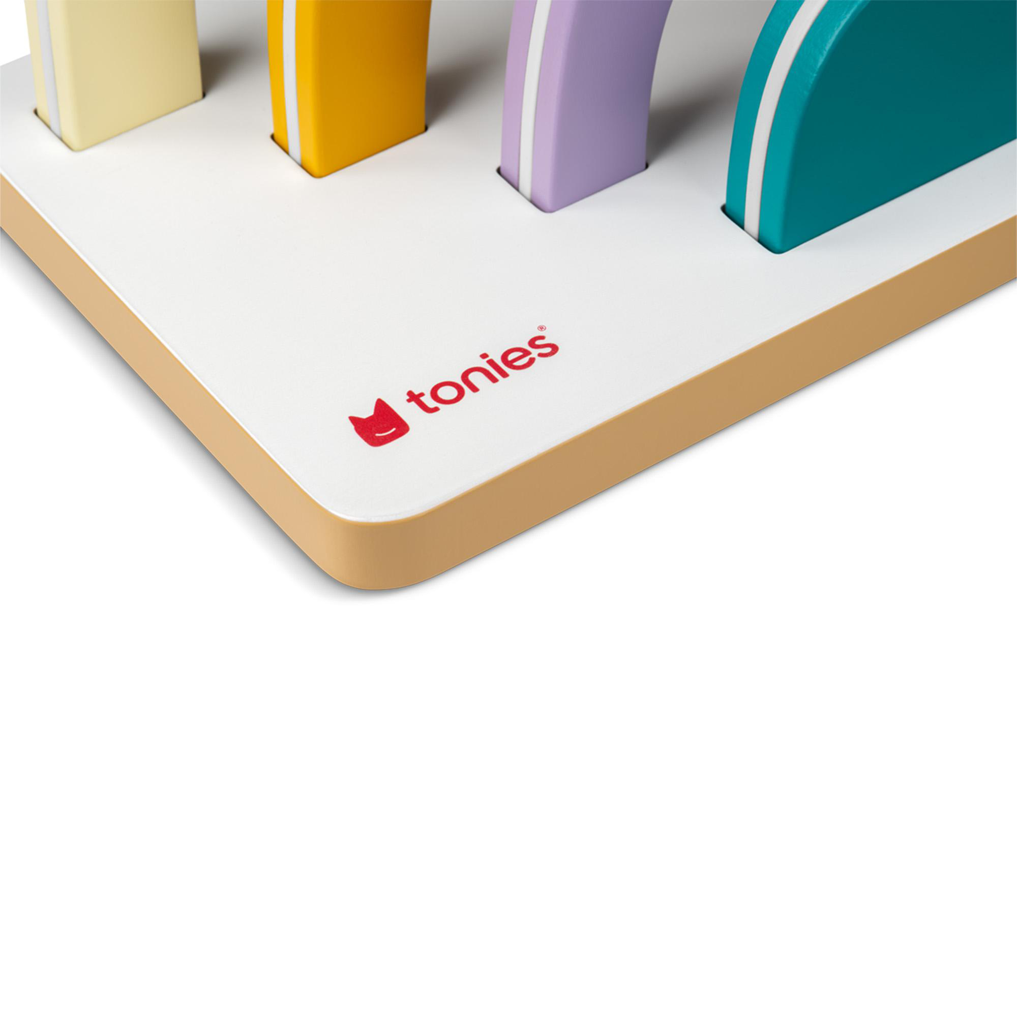 Bunte Bausteine auf einer weißen Fläche mit dem Tonies-Logo.