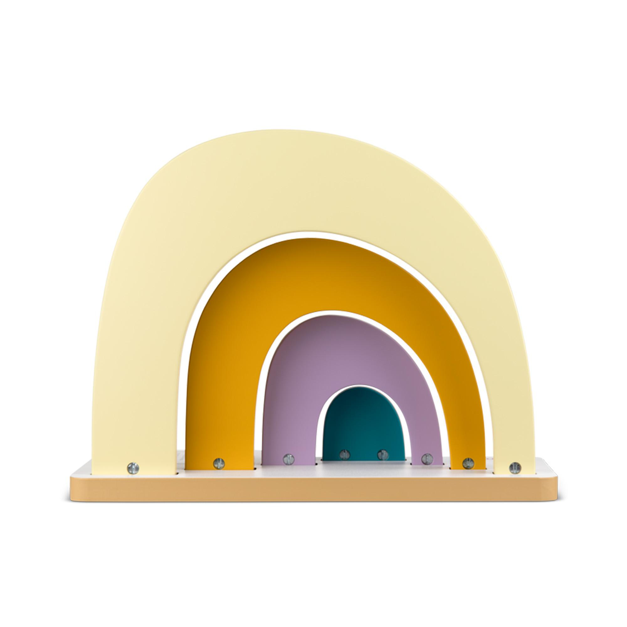 Ein Holzregenbogen-Spielzeug in Pastellfarben mit vier Bögen auf einer Basis.