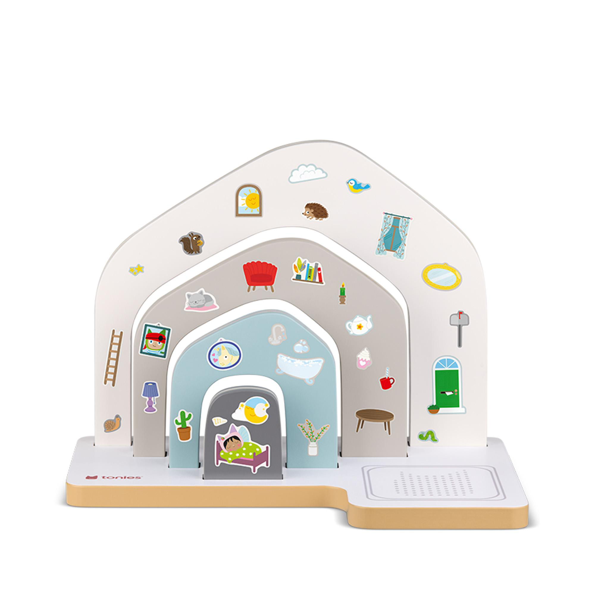 Ein Spielhaus mit einem schlafenden Kind, Tieren und Hausmotiven.