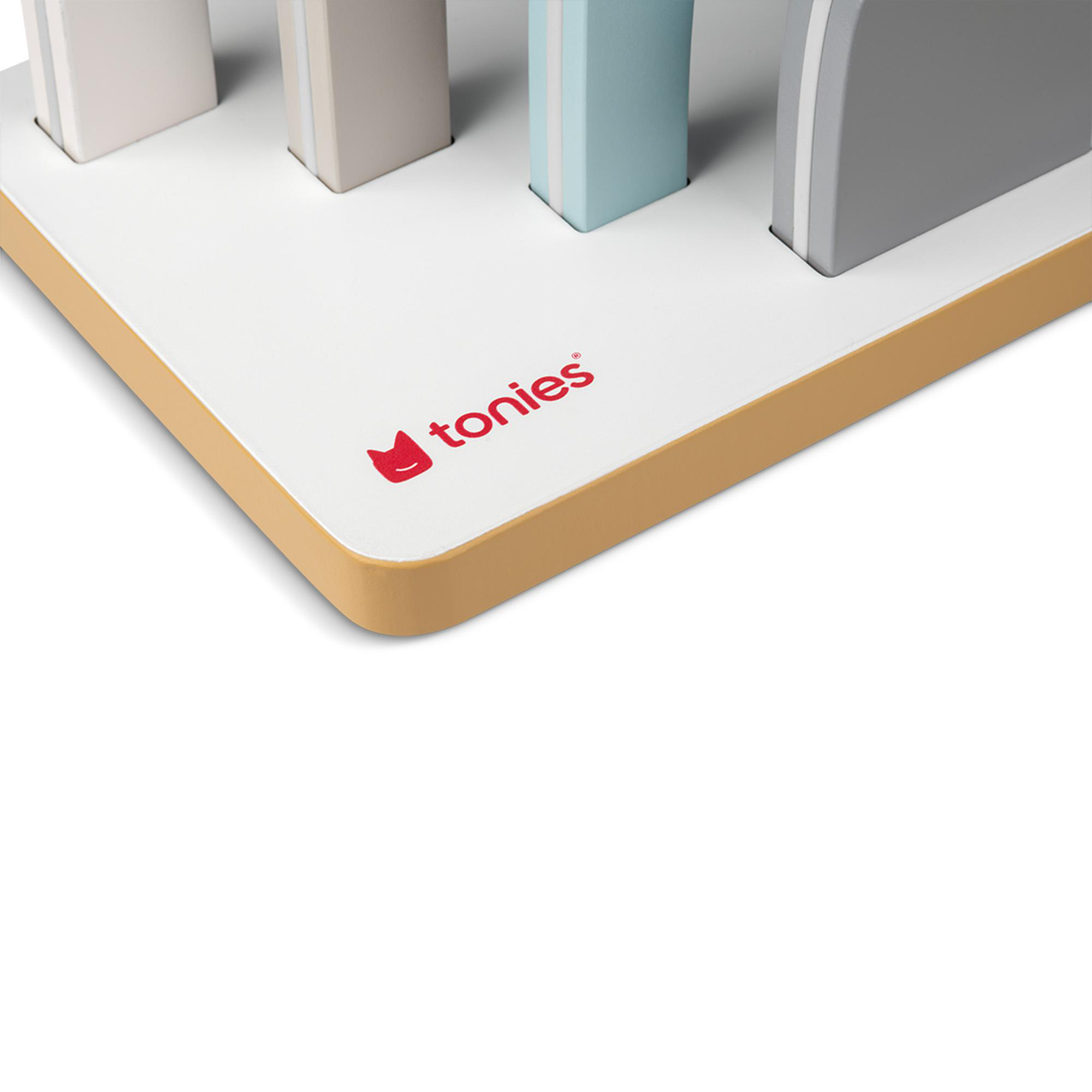 Tonies-Logo auf einer weißen Oberfläche mit bunten Blöcken.