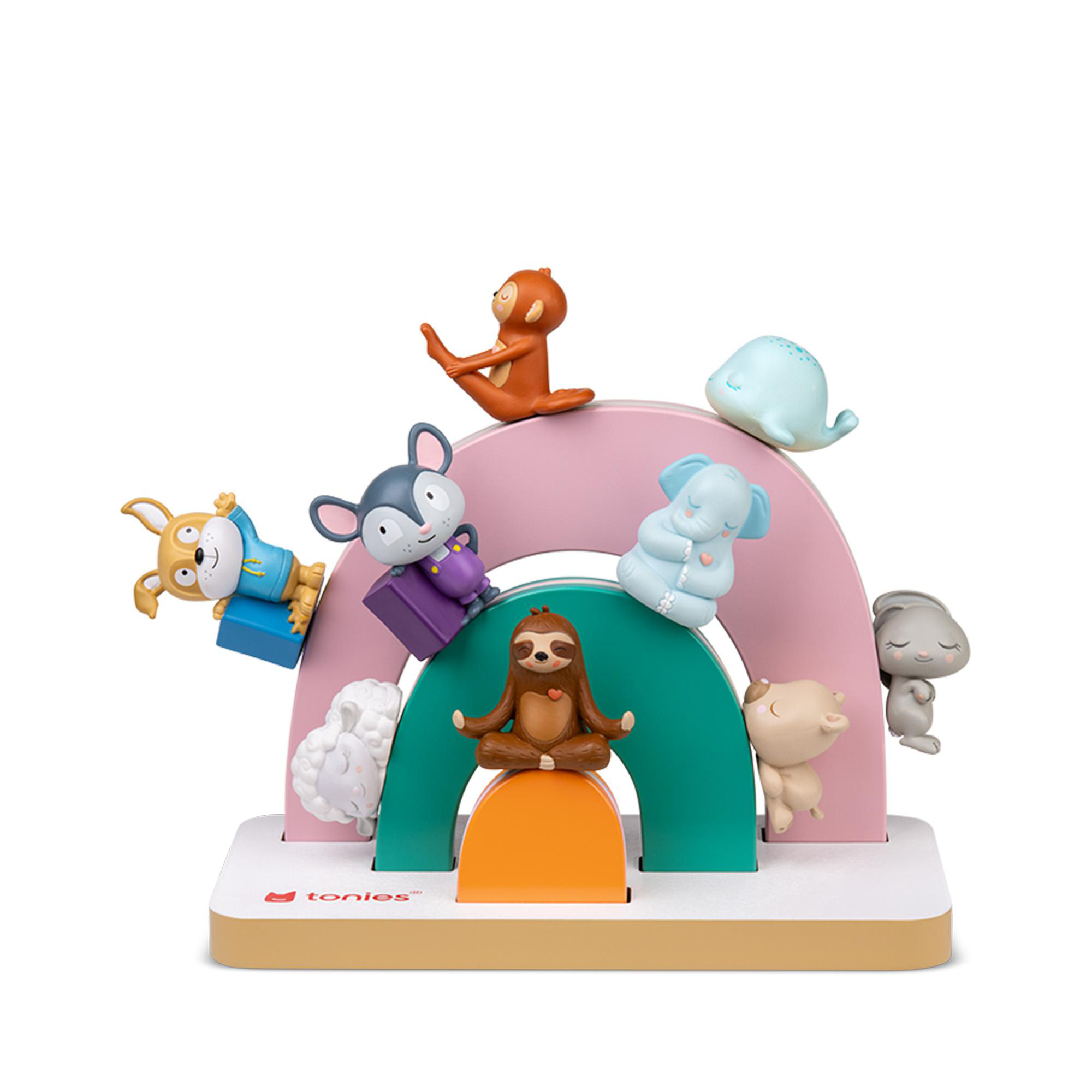 Bunte Spielzeugtiere auf einem Regenbogen-Spielzeug, das auf einem weißen Sockel steht.