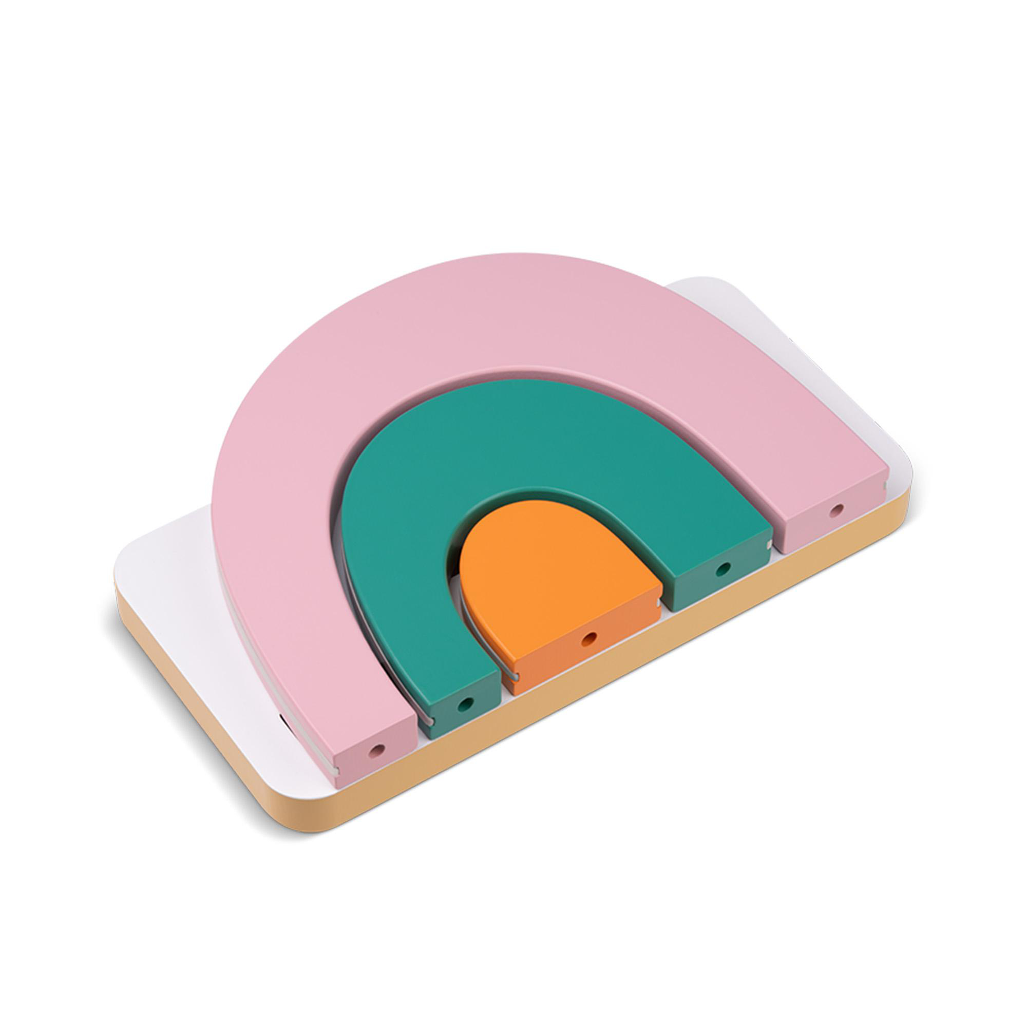 Ein Holzspielzeug-Regenbogen mit rosa, grünen und orangen Bögen auf einer weißen Basis.