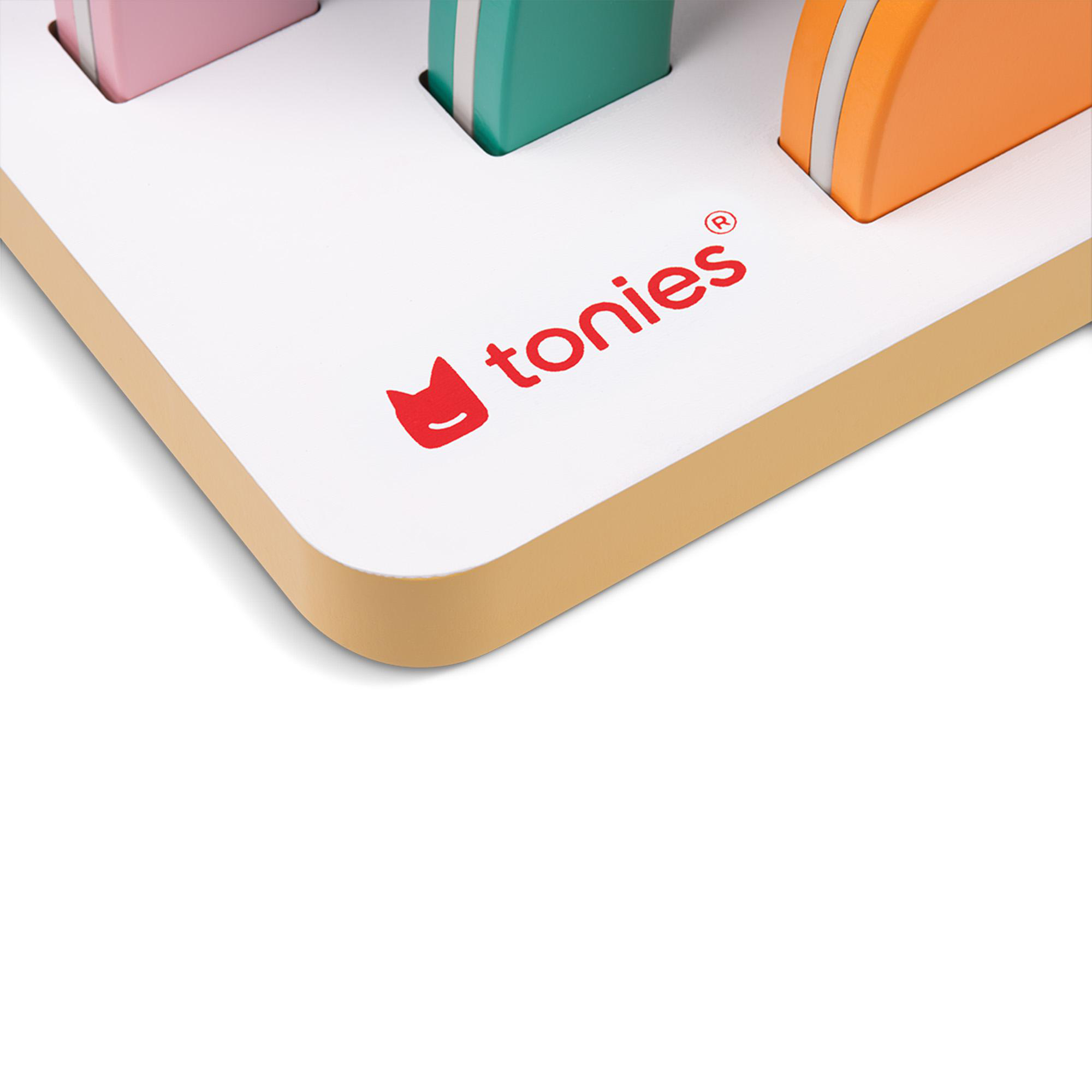 Nahaufnahme eines Tonies-Spielzeugs mit roten Logo und bunten Figuren.
