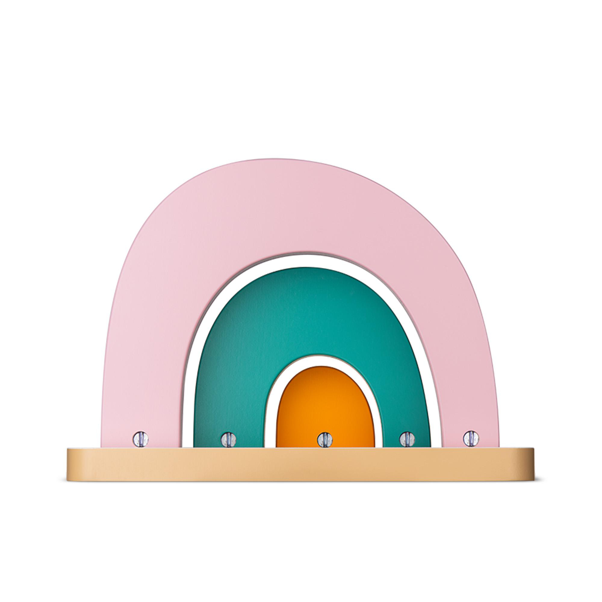 Ein rosa, türkisfarbener und orangeroter Regenbogen auf einem Holzsockel.