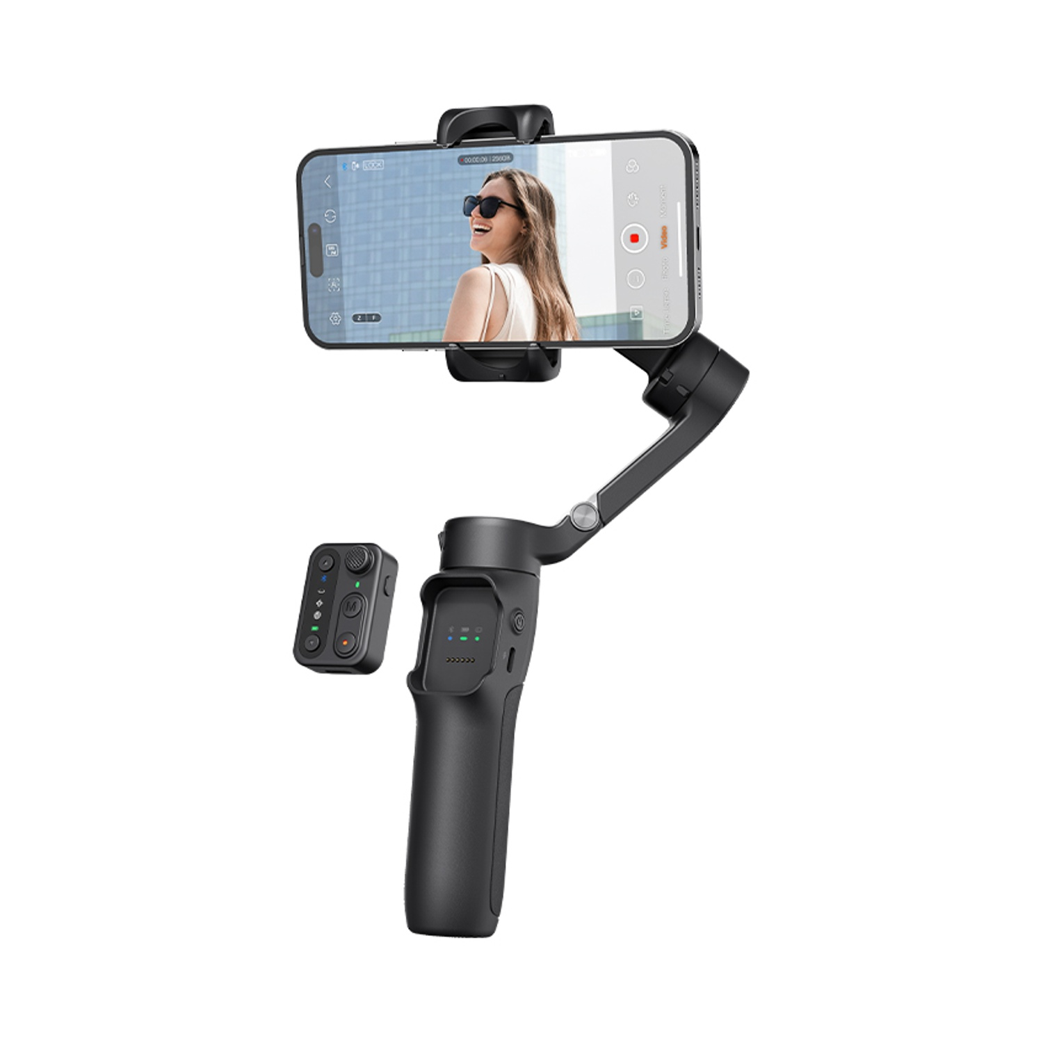 Un gimbal nero tiene uno smartphone che mostra una donna. Un piccolo controller è accanto.