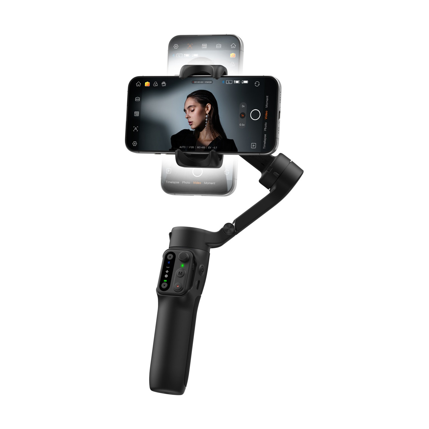 Un gimbal nero tiene uno smartphone con ritratto di donna, sfondo bianco.