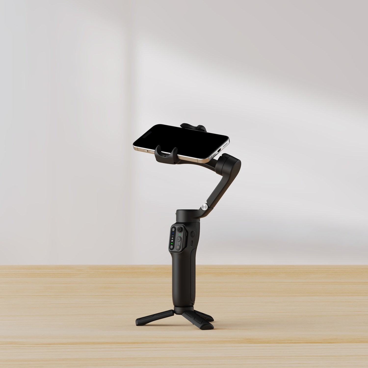 Gimbal nero con smartphone su tavolo di legno su sfondo chiaro.