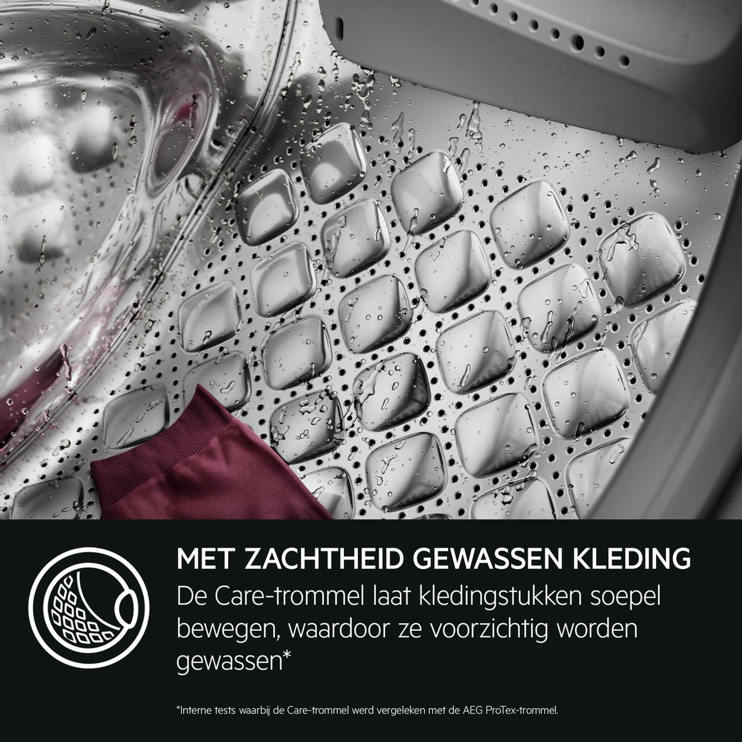 Een donker kledingstuk in een wasmachinetrommel met waterdruppels.