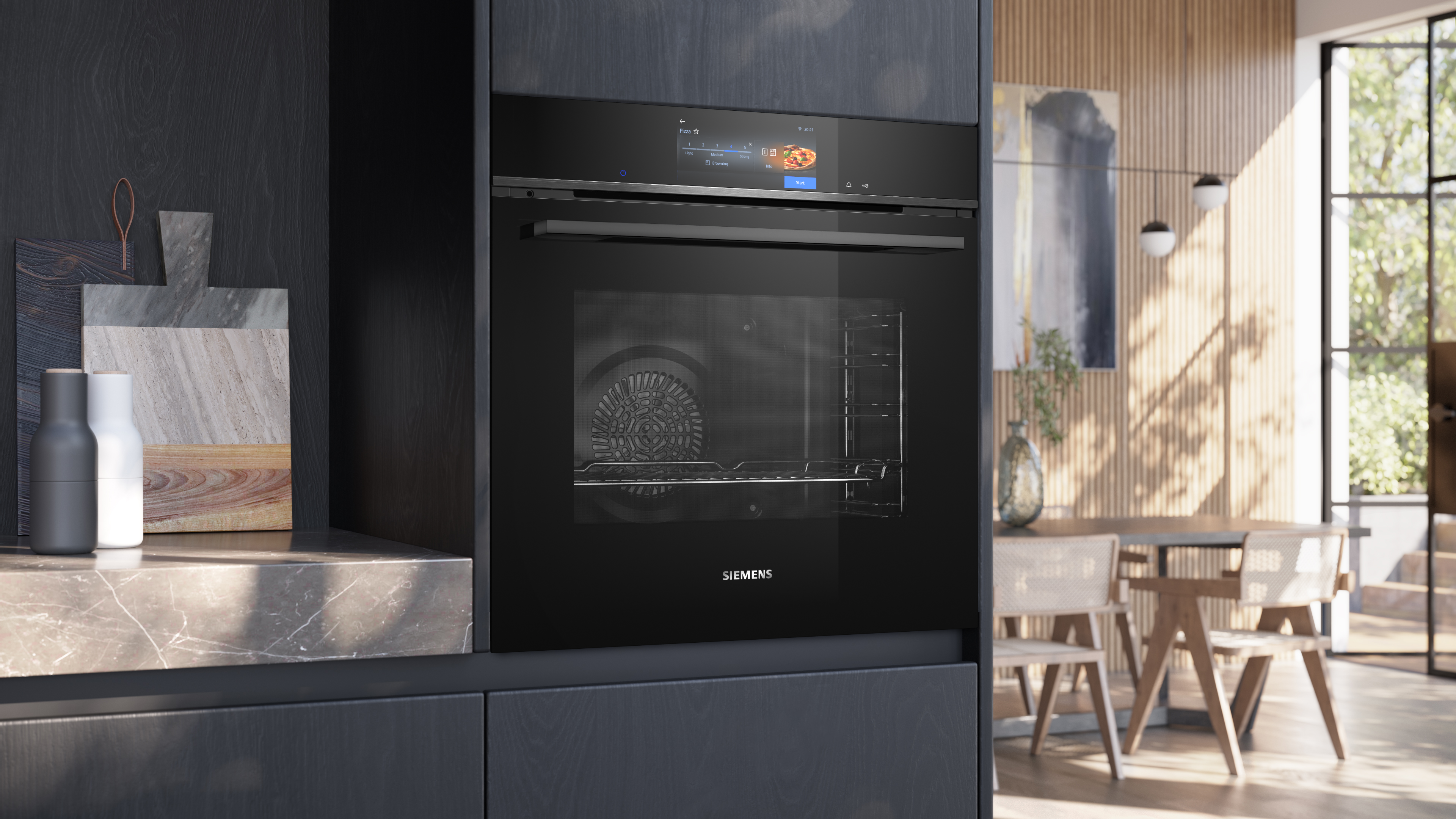 Ein moderner schwarzer Siemens-Ofen mit Touchscreen in einer stilvollen Küche.