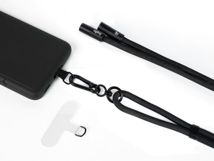 Schwarzes Handy mit Lanyard und Befestigungsteil, auf weißem Hintergrund.