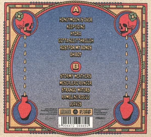 Rückseite eines Albums mit Trackliste, Totenköpfen und Vasen im Retro-Stil.