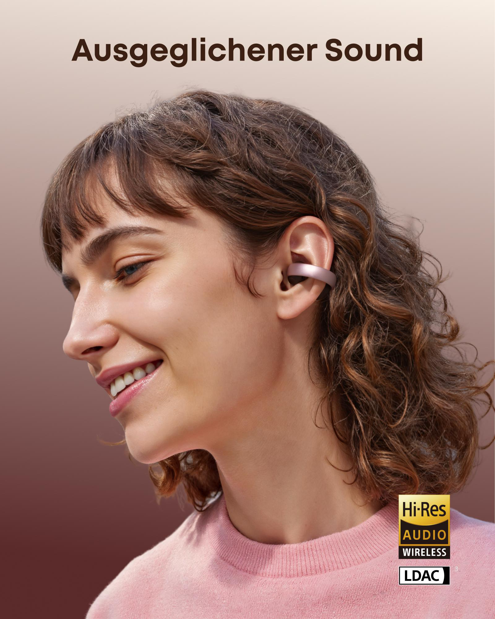 Frau mit einem pinken Ohrhörer, trägt pinkes Sweatshirt. Hi-Res Audio Logo.