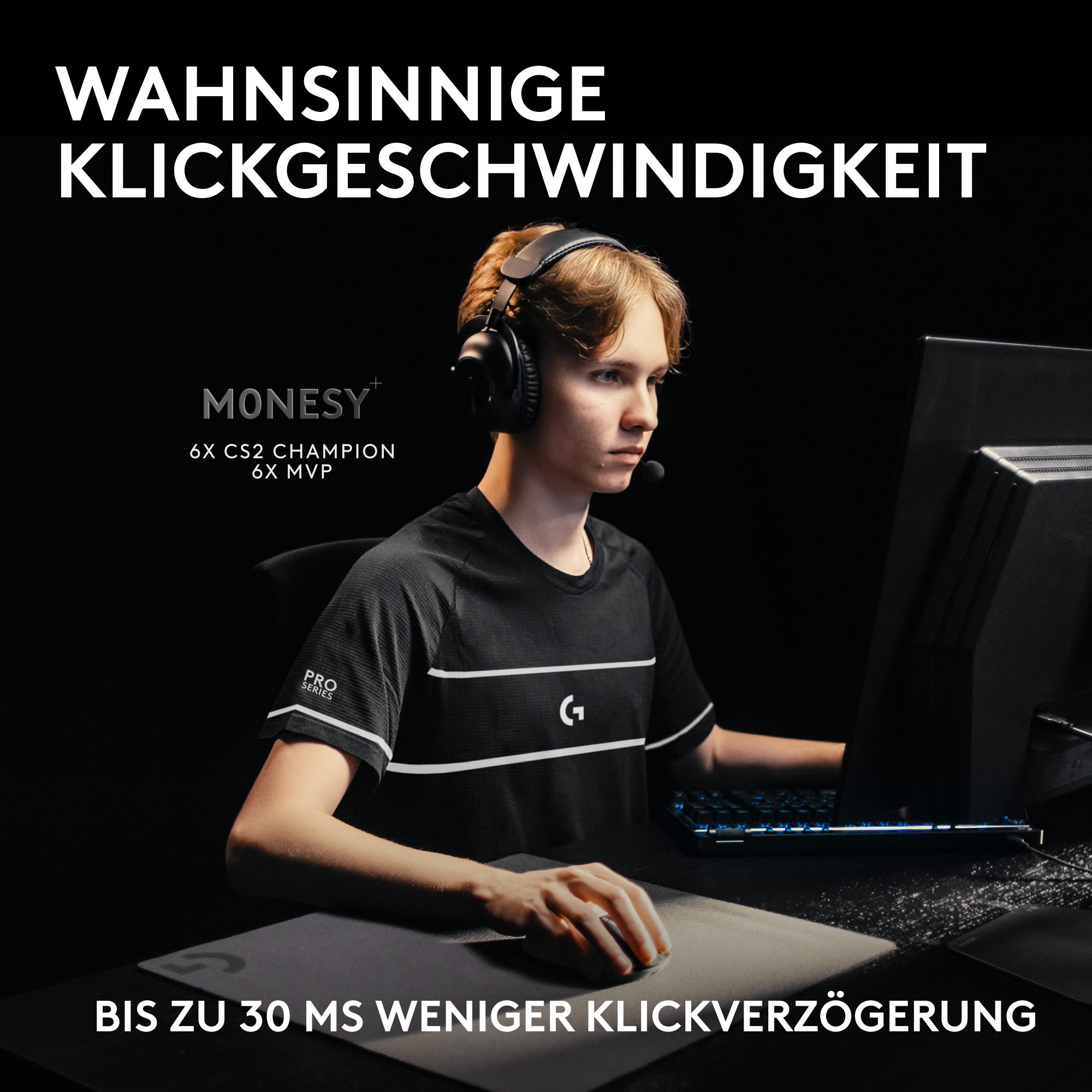 Ein junger E-Sportler mit Kopfhörern spielt am Computer. Text nennt 