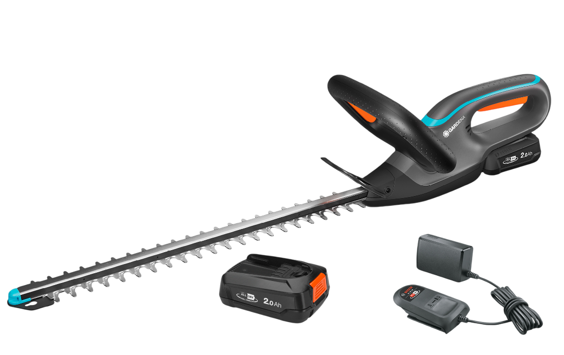 Ein schwarz-grauer Heckenschneider mit Akku, Ladegerät und Netzteil.