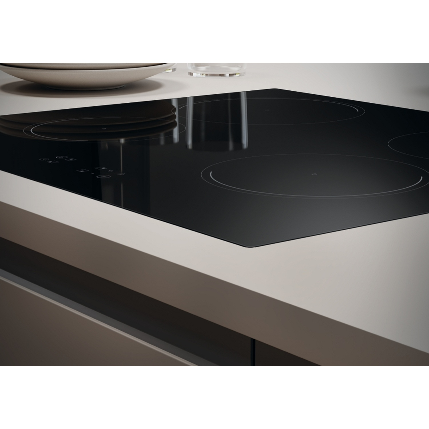 Piano cottura a induzione nero con comandi touch e quattro zone.