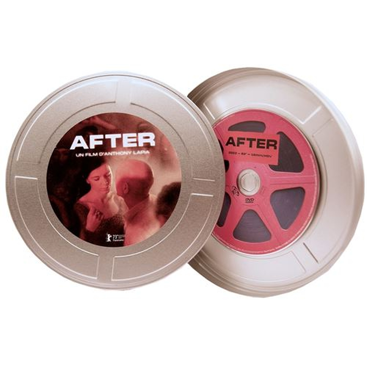 Twee ronde zilveren filmrolkokers, één open met een DVD erin.