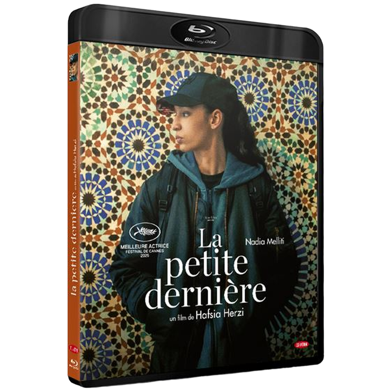 Blu-ray hoes met jonge vrouw voor geometrisch patroon. Titel: La petite dernière.