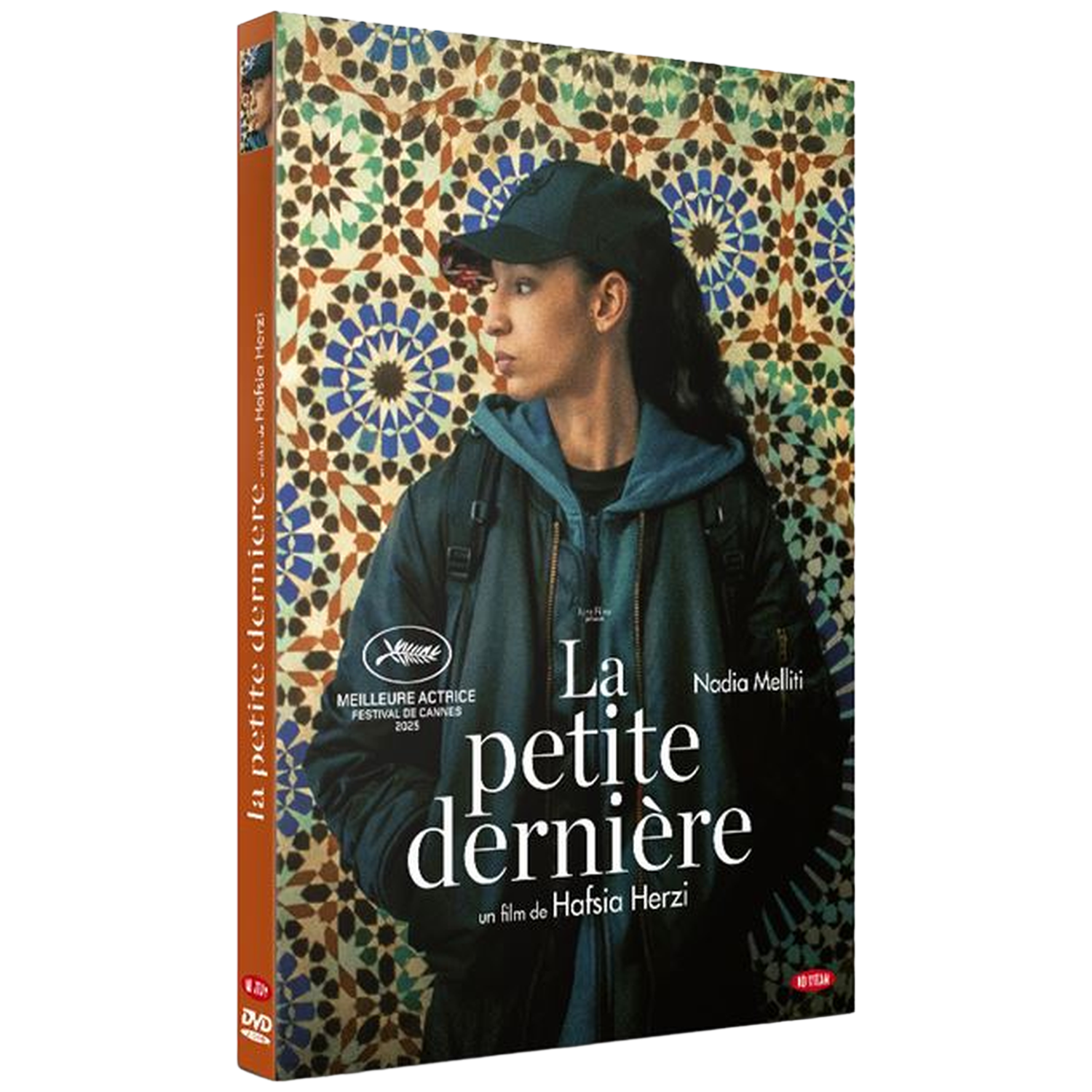Couverture DVD avec portrait de femme sur motif géométrique.