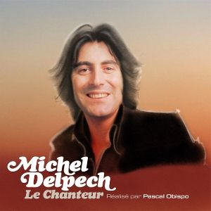 Portret van Michel Delpech glimlachend tegen een warme gradiënt achtergrond.