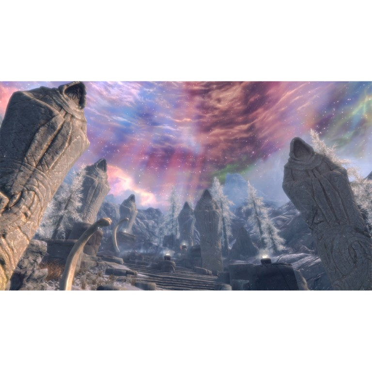 Kamienne posągi z kapturami stoją w zaśnieżonym górskim krajobrazie pod kolorowym nocnym niebem.