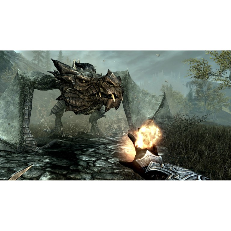 Gracz rzuca ogniem w smoka na kamienistej ścieżce.