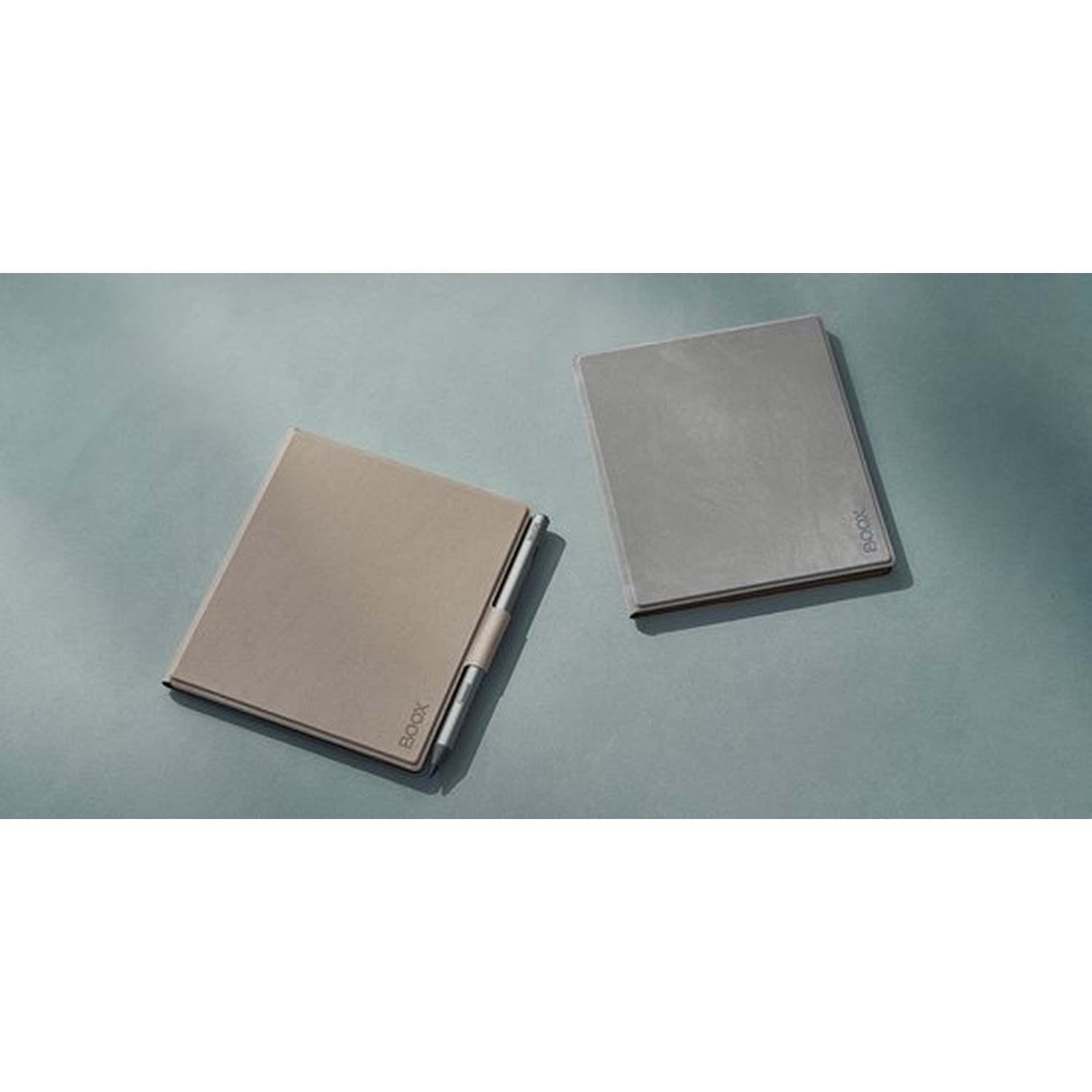 Deux liseuses, une grise et une beige, sont posées sur un fond bleu.