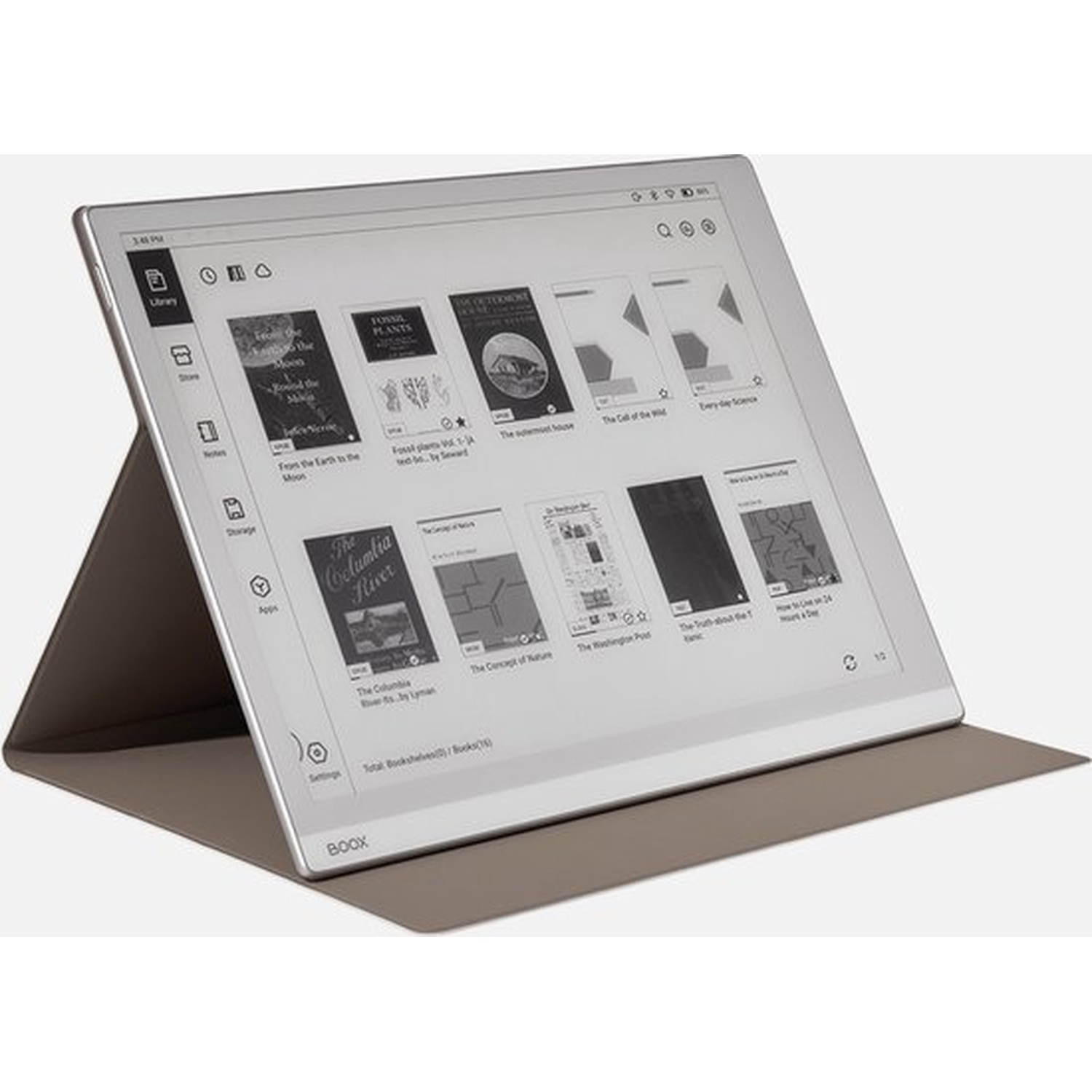 Un e-reader ouvert dans un étui marron affiche des couvertures de livres et des icônes.