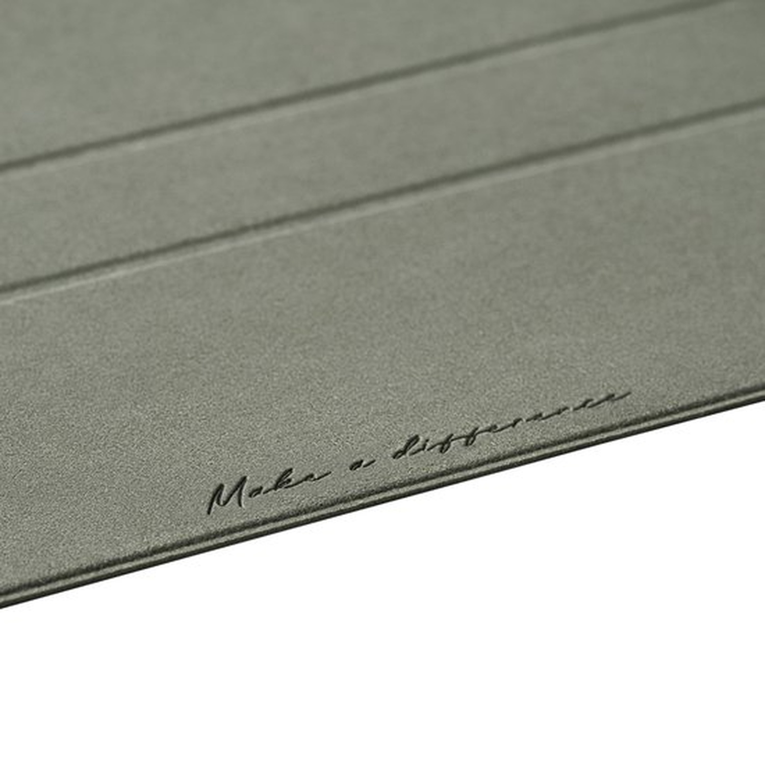 Étui gris avec le texte "Make a difference".