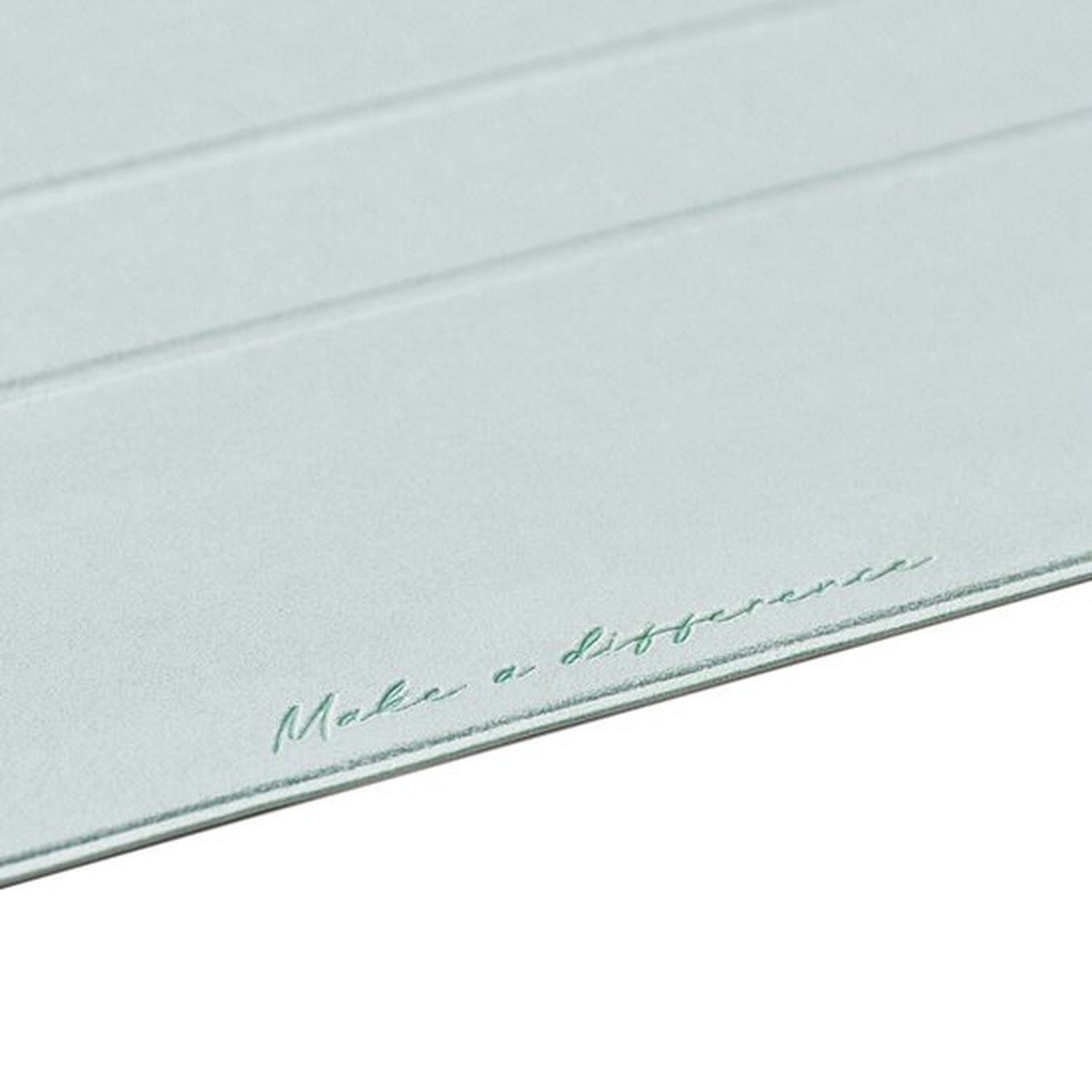 Surface bleu clair avec texte en relief 'Make a difference'.