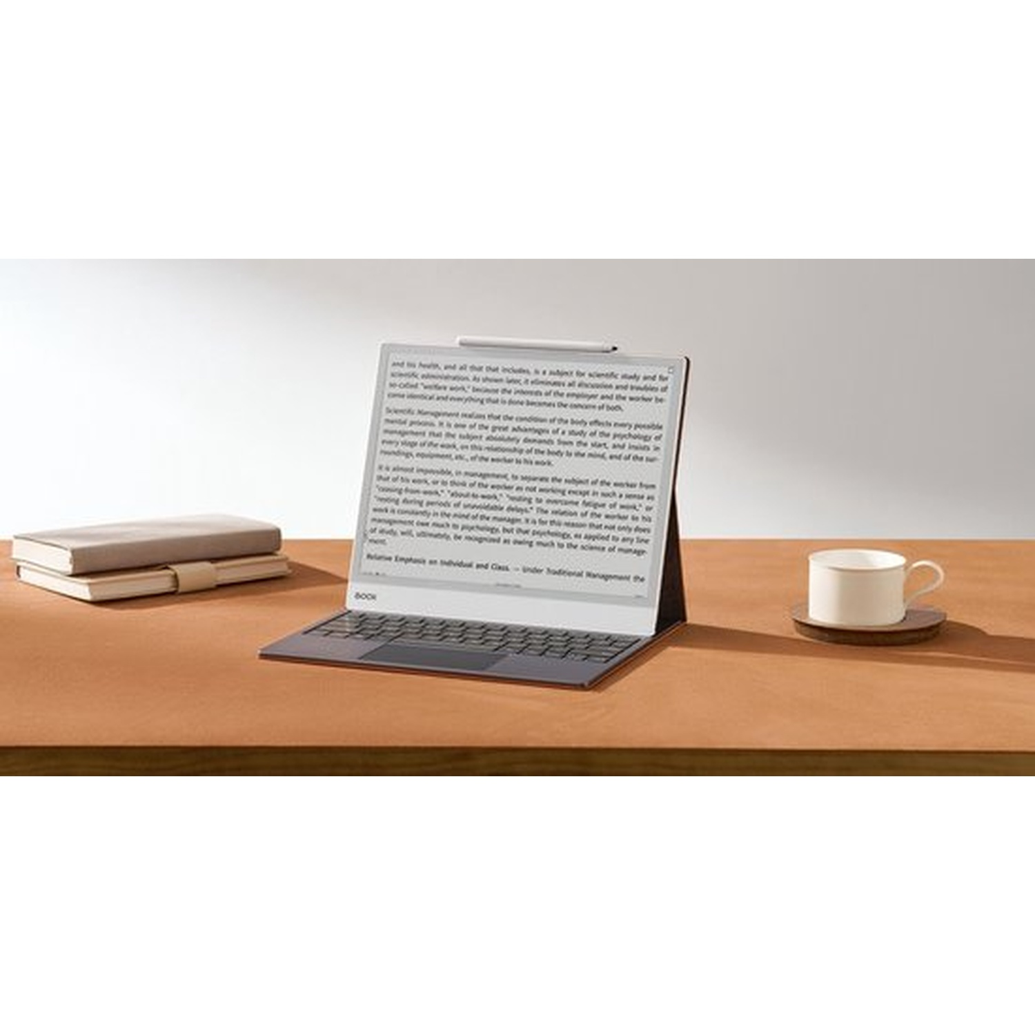 Een open boek en een kop koffie op een houten tafel.