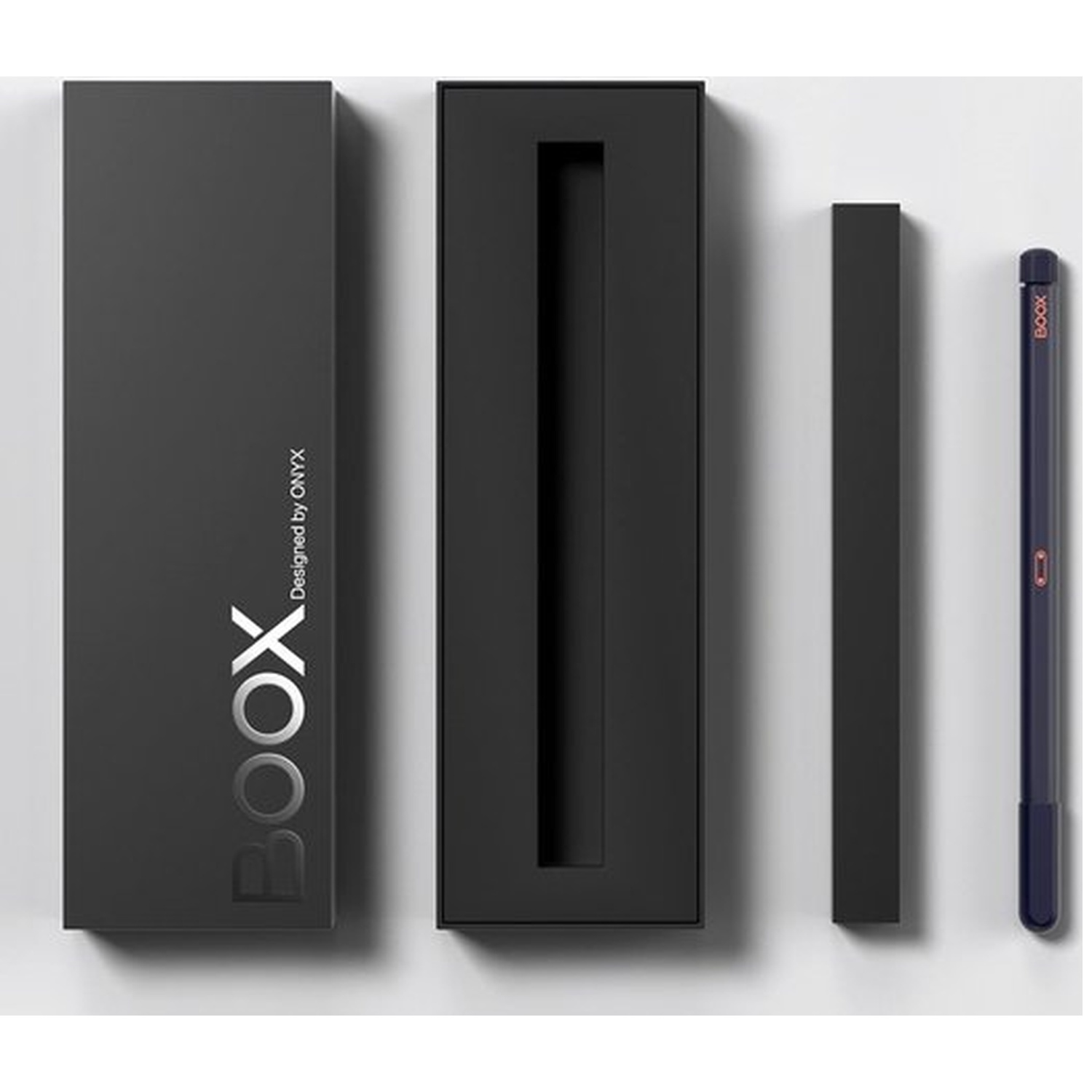 Boîte noire avec logo BOOX, une boîte noire ouverte et un stylet sombre.