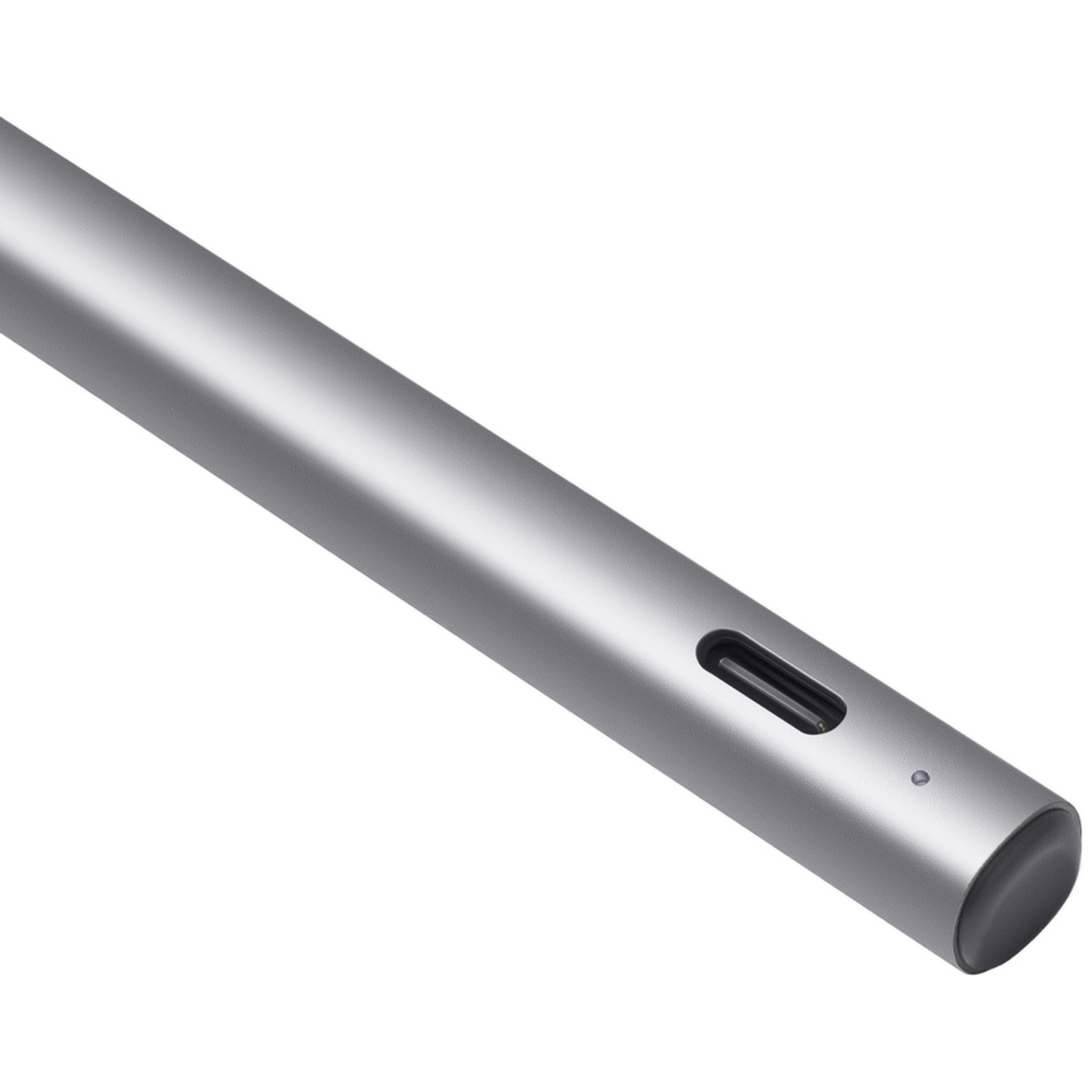 Gros plan d'un stylet argenté avec une pointe sombre et une fente étroite.