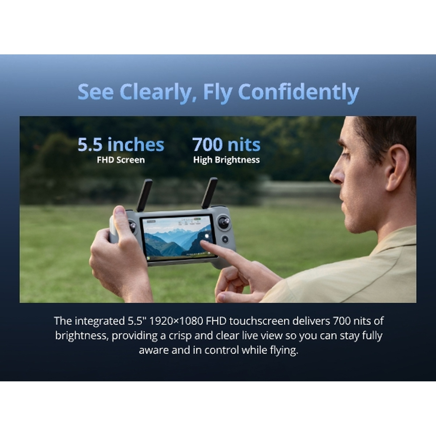 Een man houdt een afstandsbediening met een 5,5-inch FHD-scherm vast.