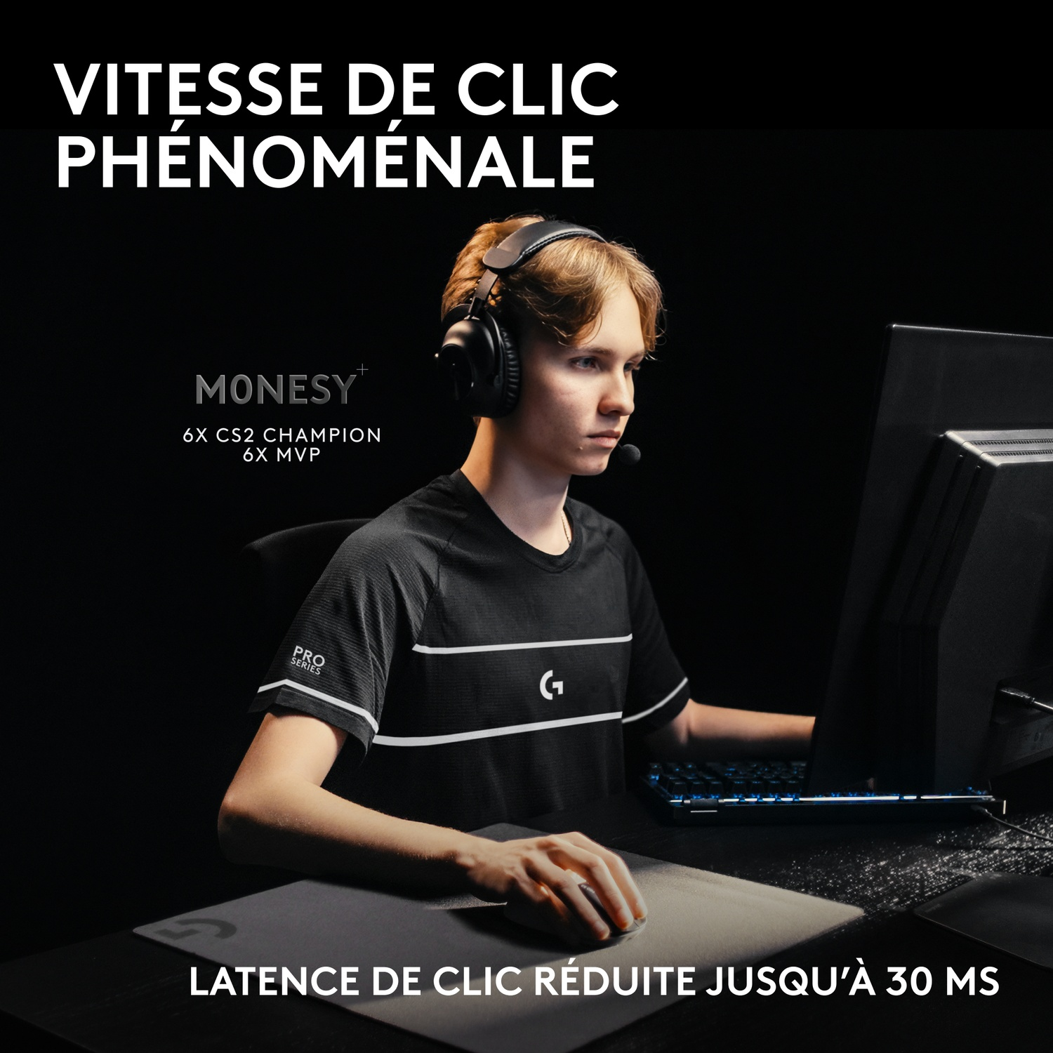 Un jeune homme casque aux écouteurs joue avec souris et clavier fond noir.