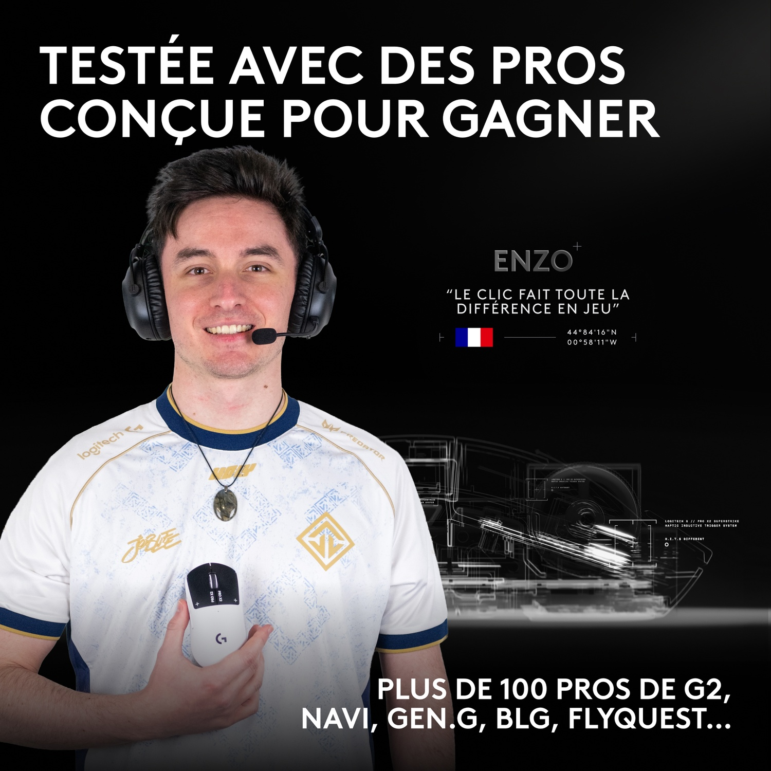 Un homme avec un casque tient une souris blanche de jeu. Dessins techniques en arrière-plan.