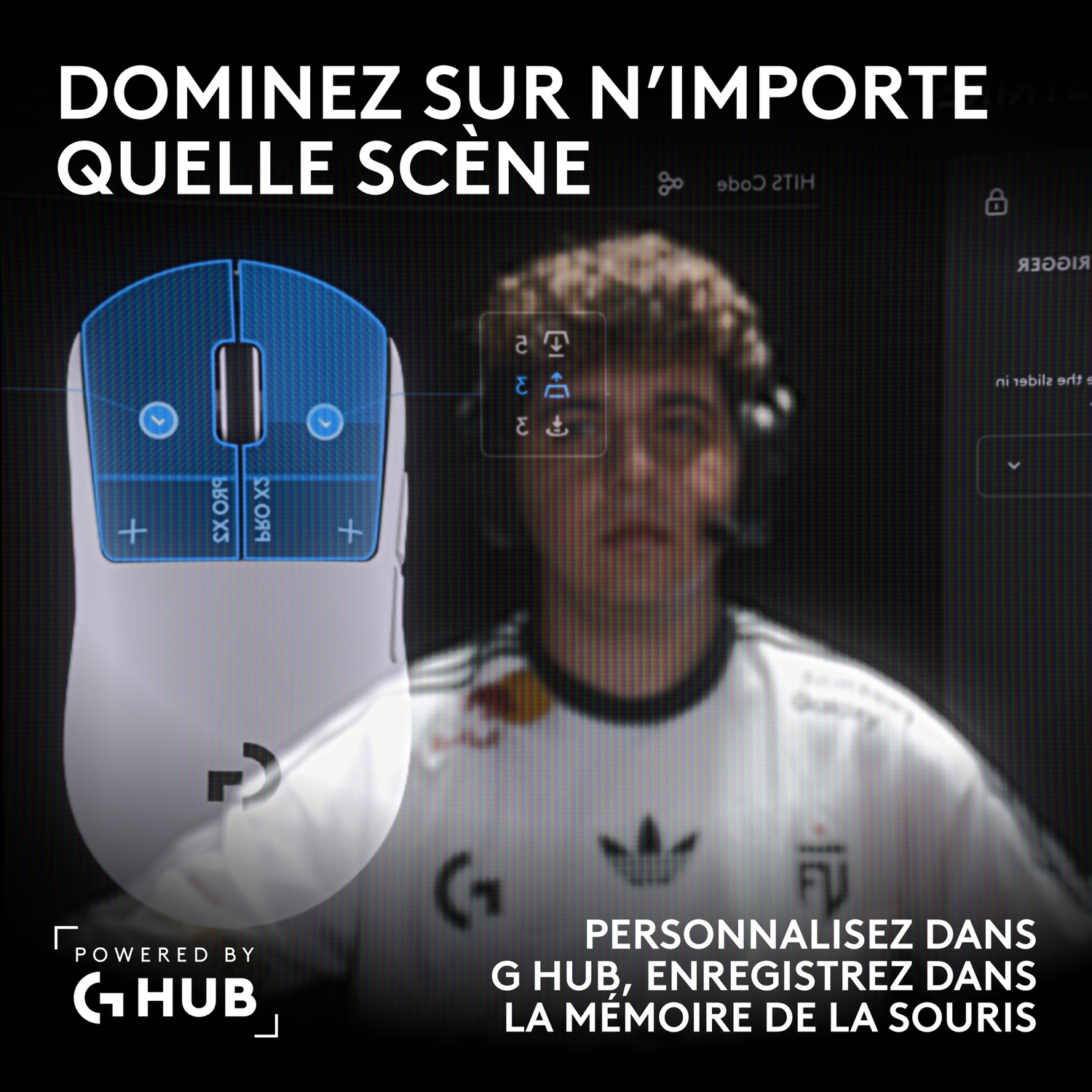 Une souris gaming blanche avec des accents bleus et un homme au fond.