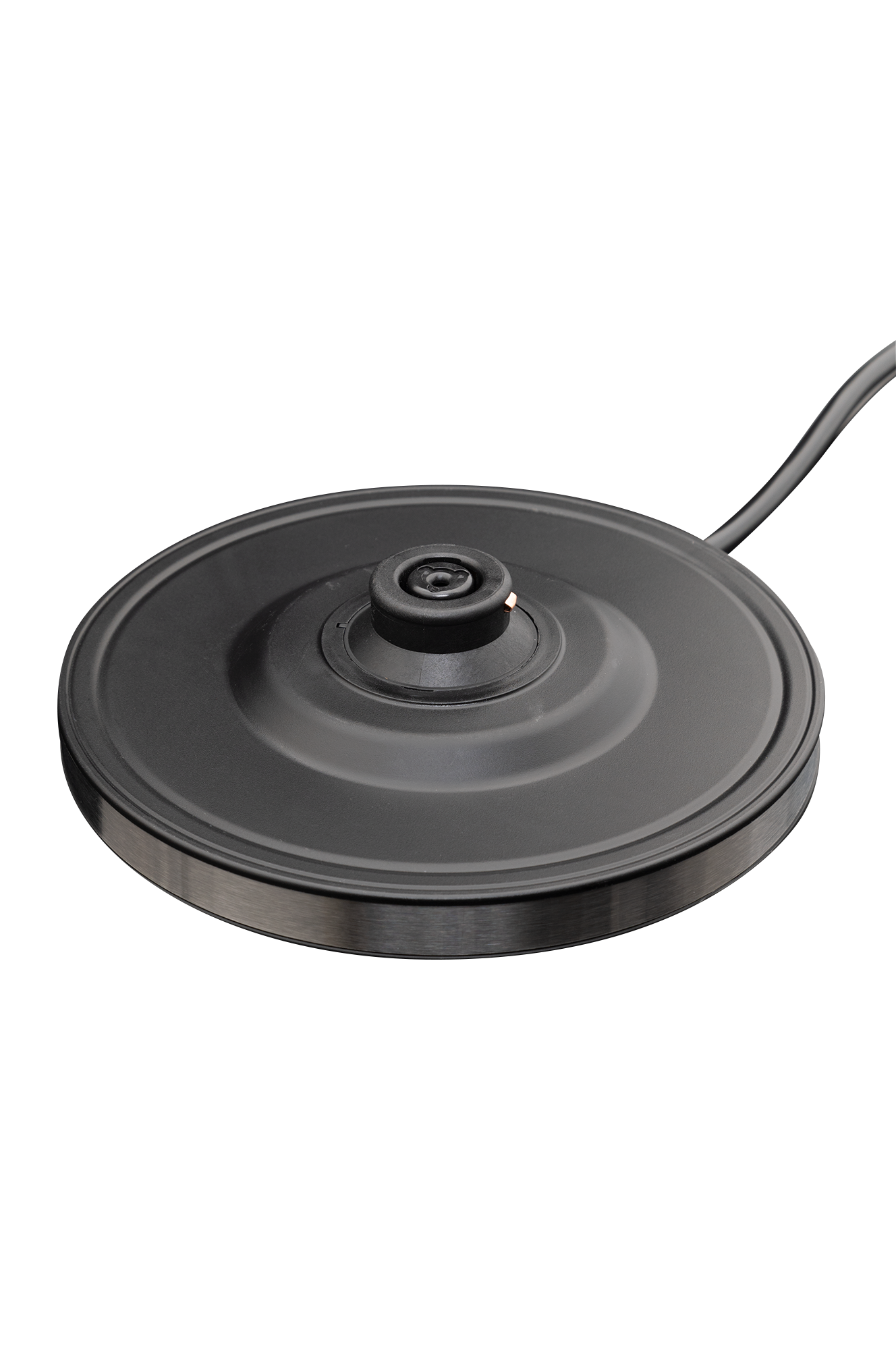 Czarna podstawa czajnika elektrycznego z kablem na czarnym tle.