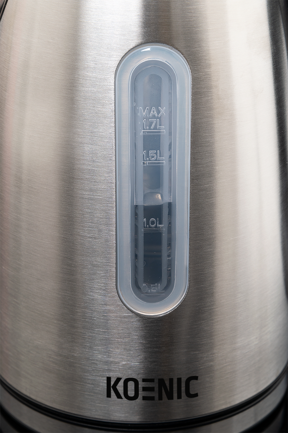 Srebrny czajnik z przezroczystym wskaźnikiem poziomu wody z oznaczeniami.