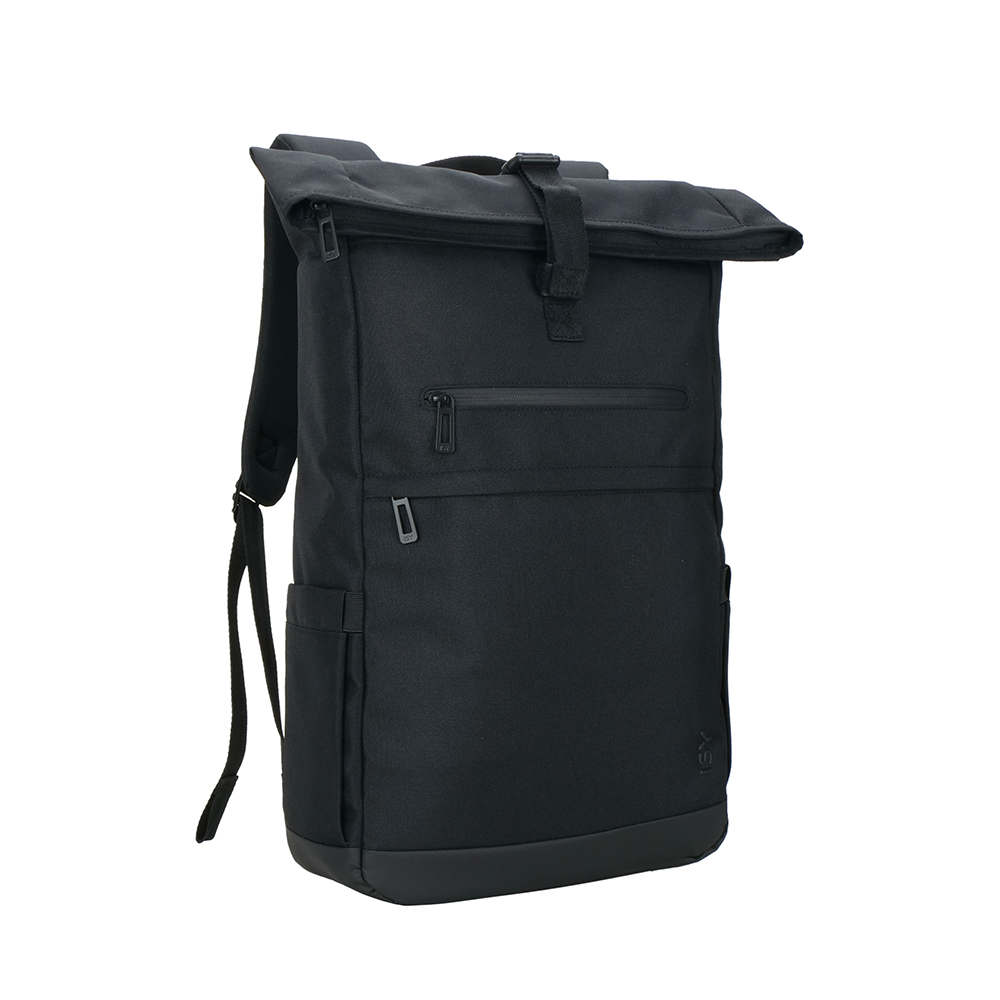 Czarny plecak z rolowanym zamknięciem i przednią kieszenią na zamek.