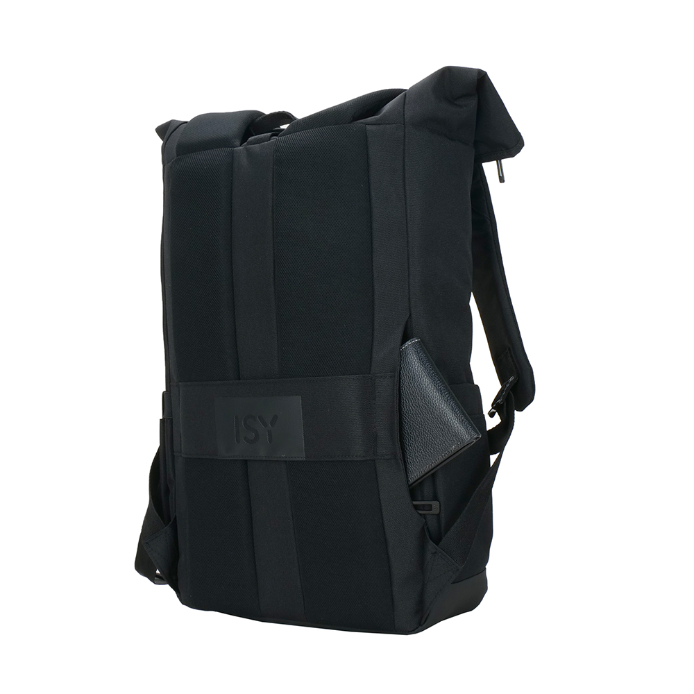 Czarny plecak z boczną kieszenią na portfel, logo "ISY" na pasku.