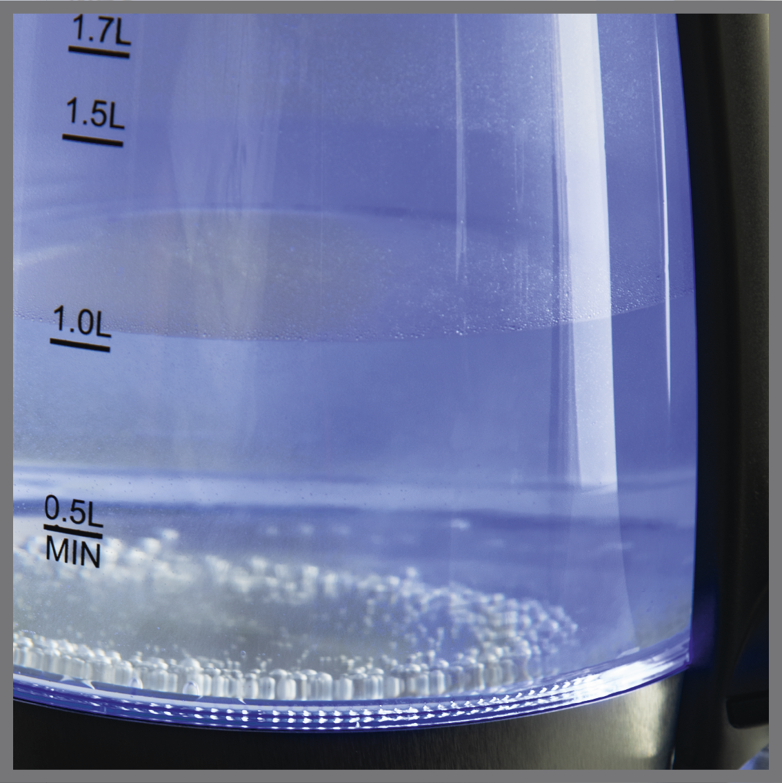 Czajnik ze wskaźnikiem objętości, woda wrze z bąbelkami u podstawy.