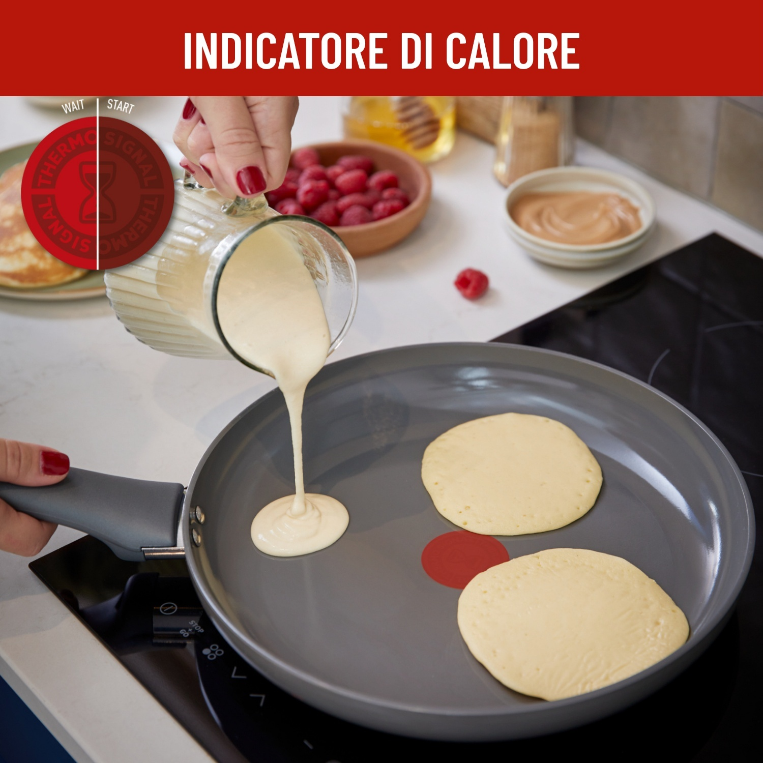 La pastella viene versata in una padella con due pancake in cottura.