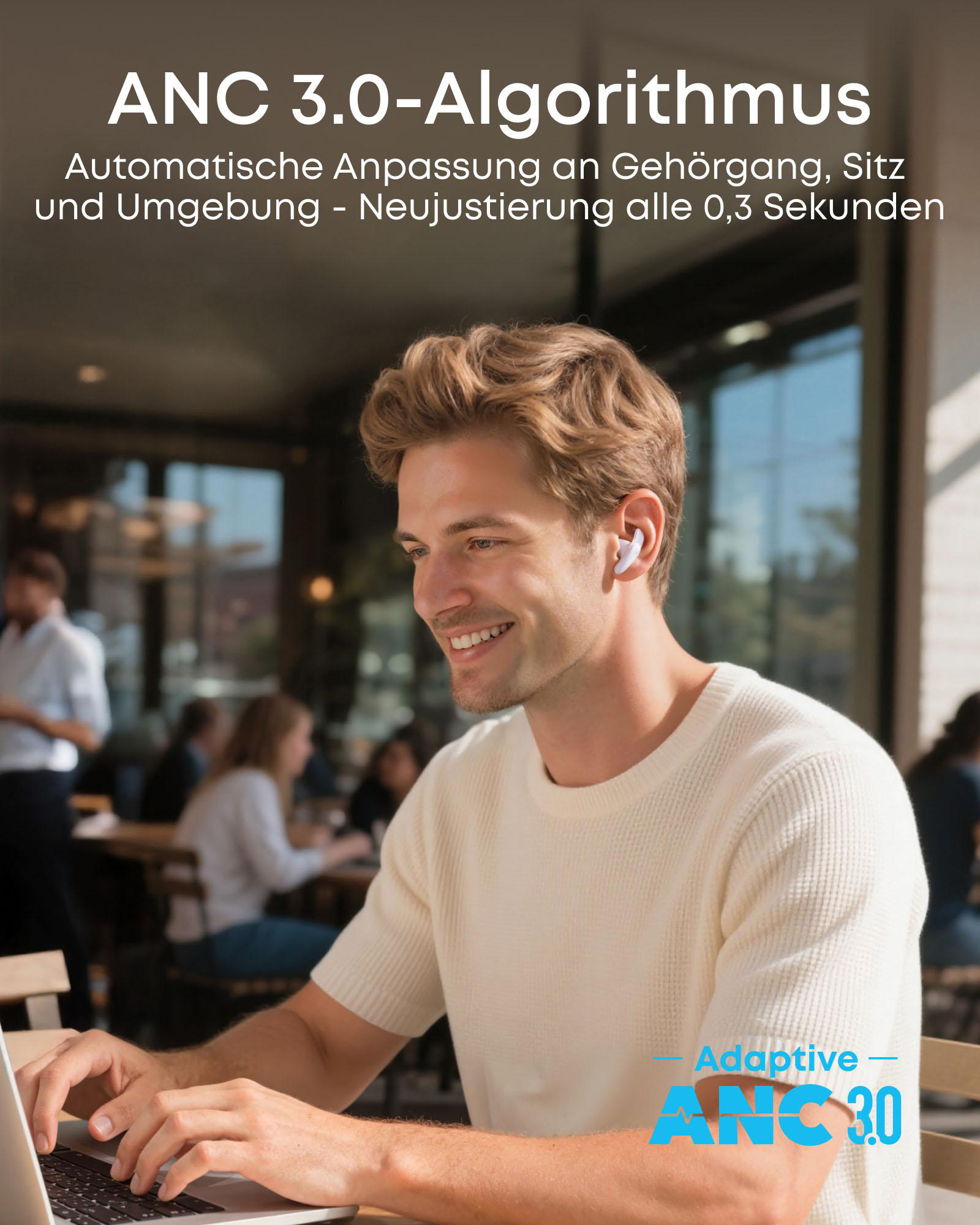 Mann mit weißen Ohrhörern tippt auf Laptop im Café. Adaptive ANC 3.0.