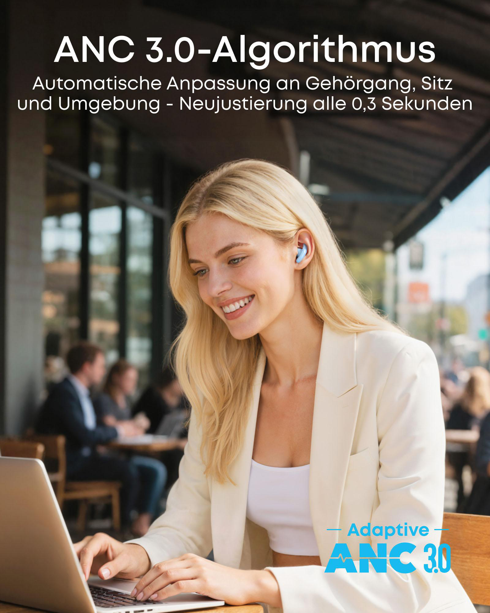 Frau mit Kopfhörern arbeitet am Laptop, im Hintergrund Leute in einem Café.