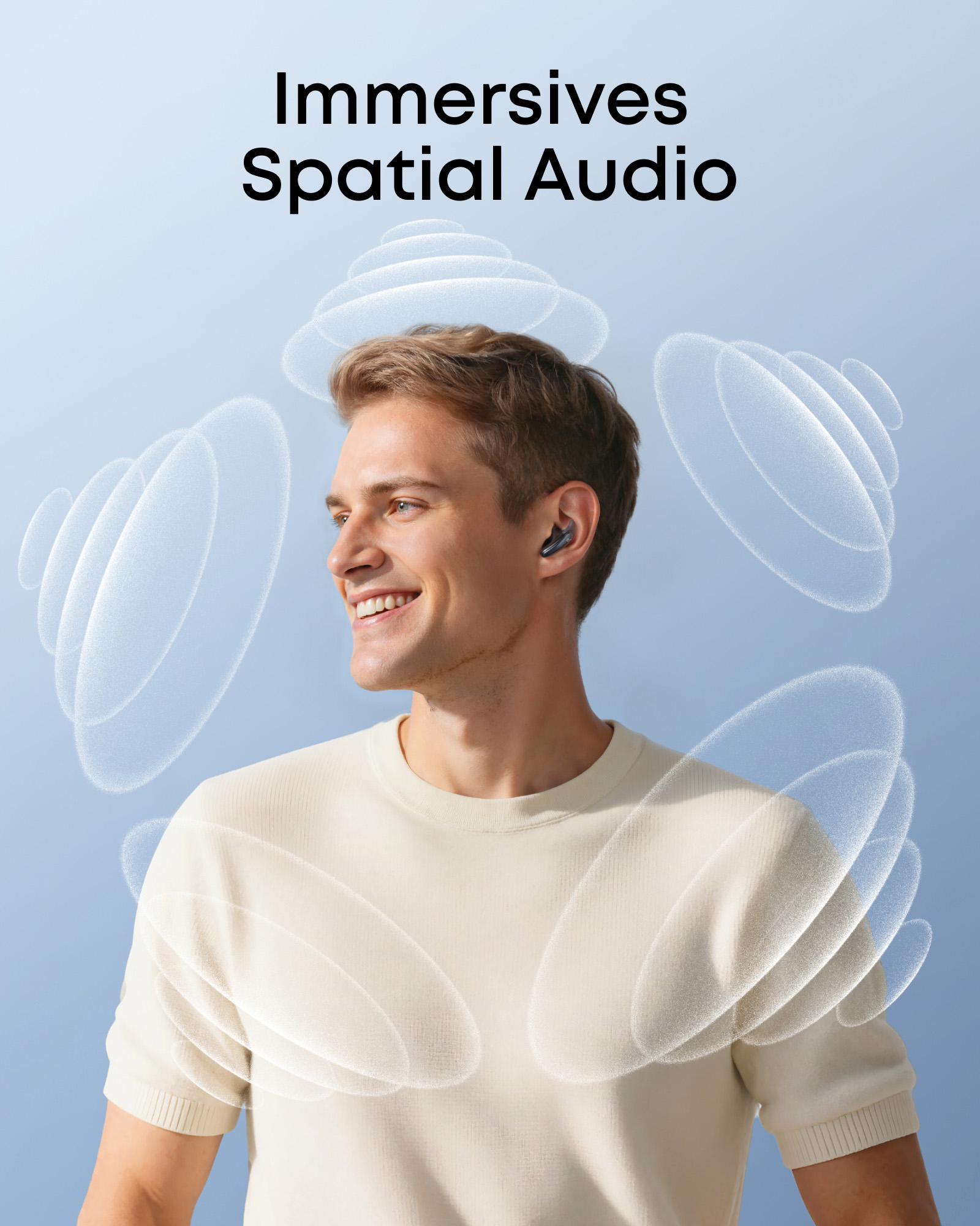 Mann mit Kopfhörern, umgeben von Schallwellen. Text: Immersives Spatial Audio.