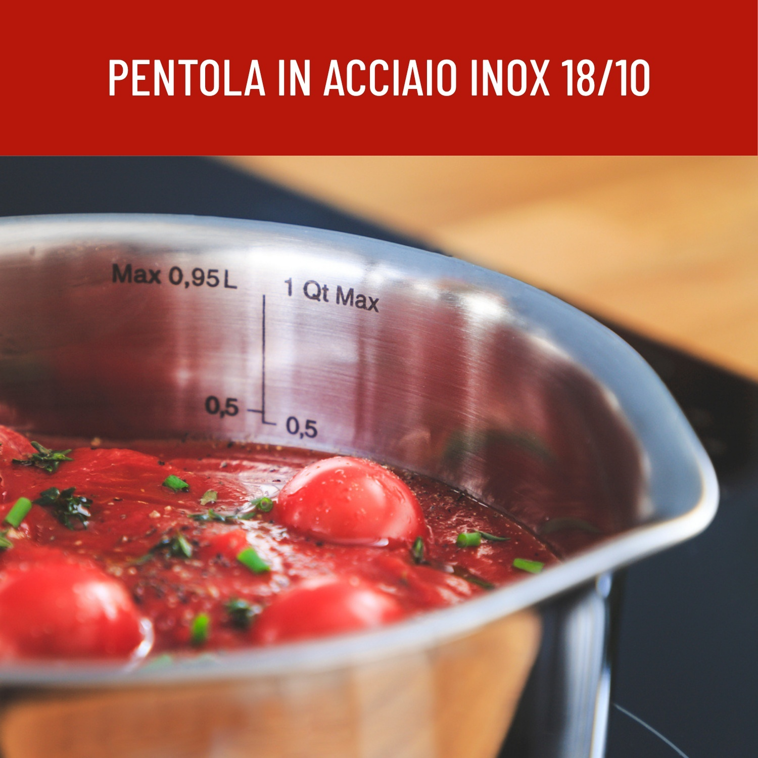 Pentola in acciaio inox con pomodori ed erbe, con tacche di misurazione.