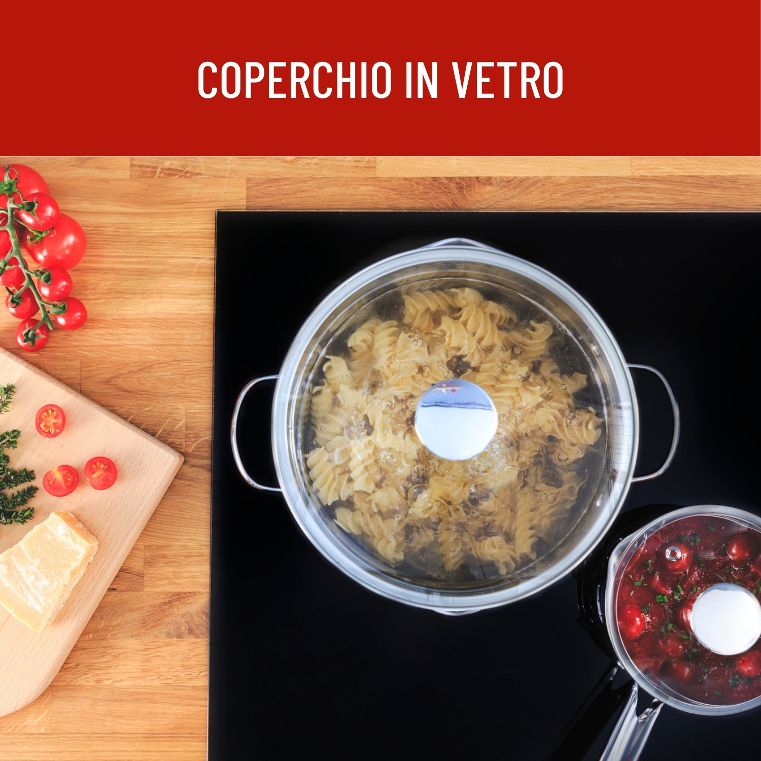 Coperchio in vetro su una pentola di pasta bollente e una pentola più piccola con sugo.