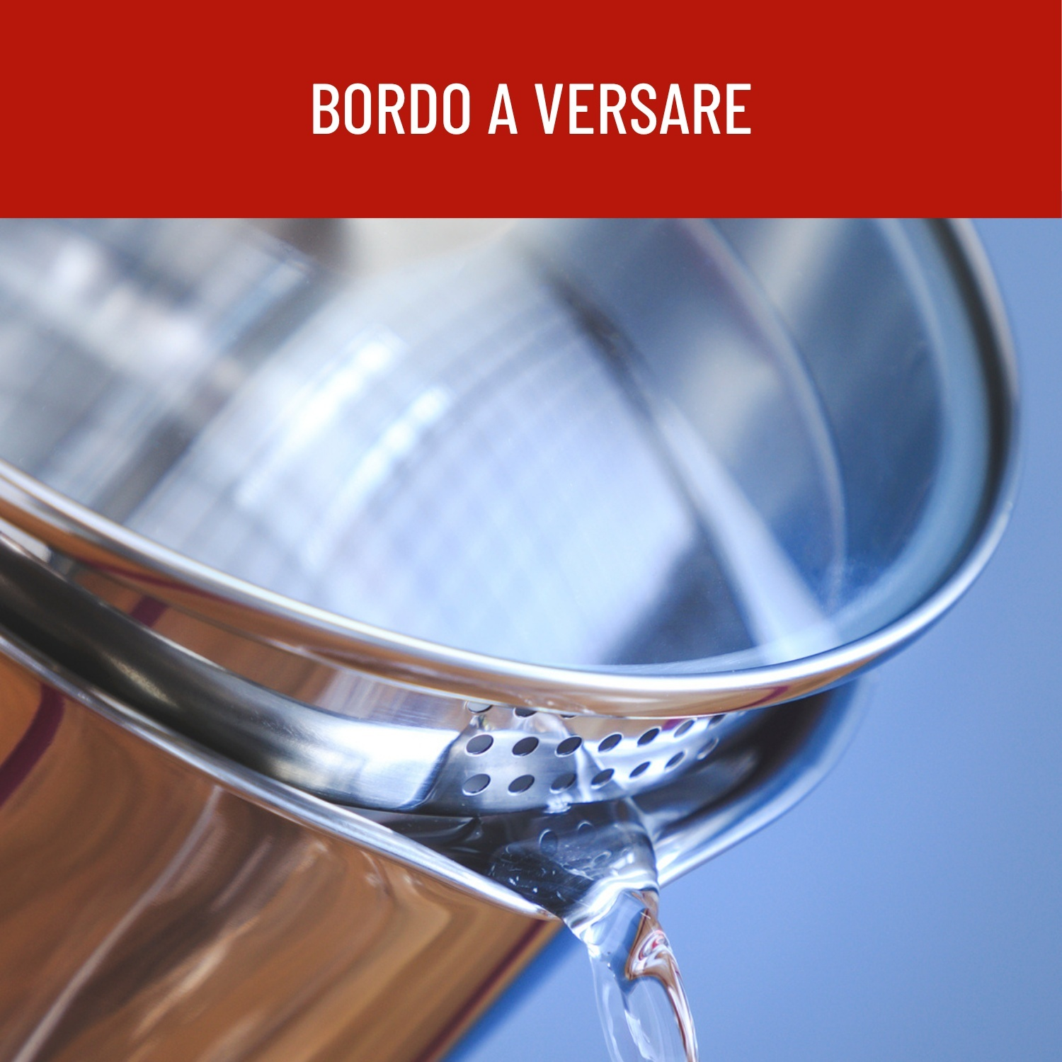 L'acqua scorre da un contenitore metallico con colino.